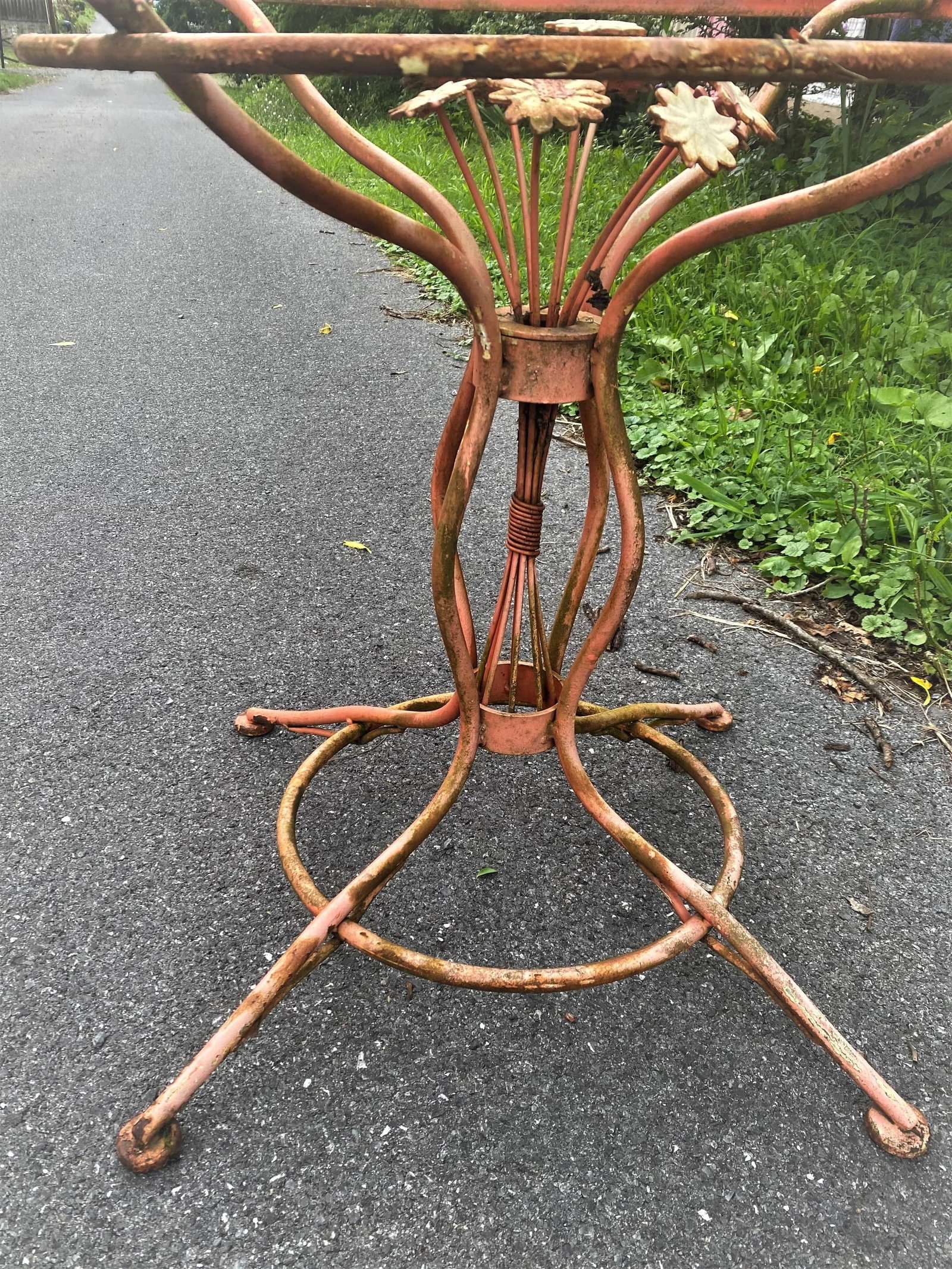 Woodard Wrought Iron Patio Table with Flower Center & 4 Chairs - 11