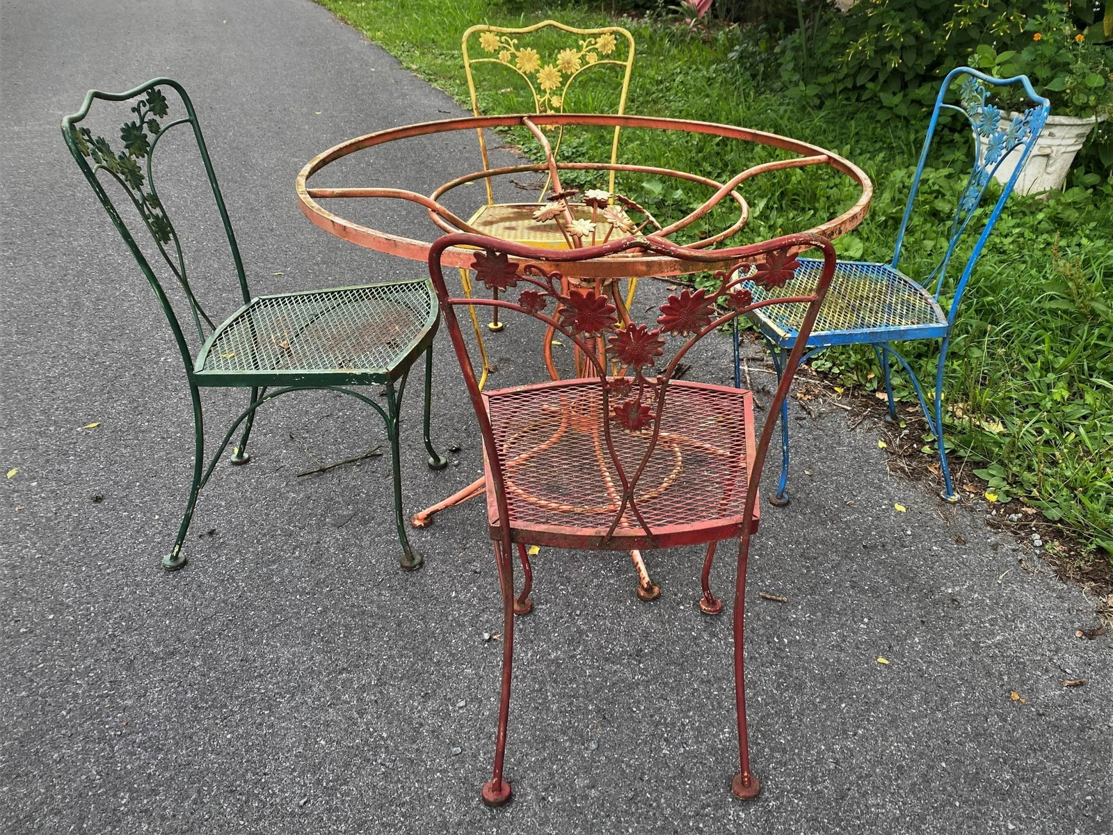 Woodard Wrought Iron Patio Table with Flower Center & 4 Chairs - 3