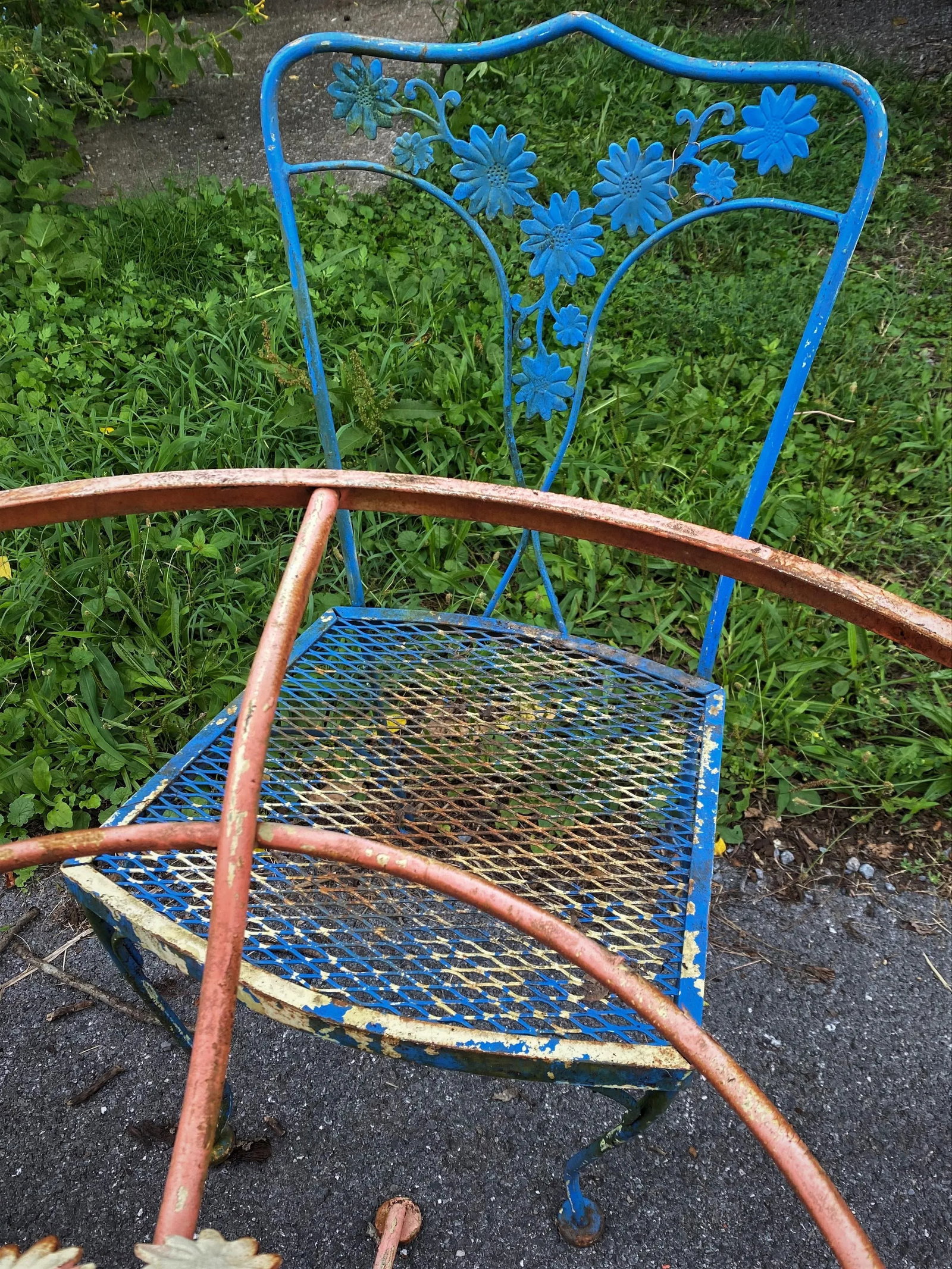 Woodard Wrought Iron Patio Table with Flower Center & 4 Chairs - 8