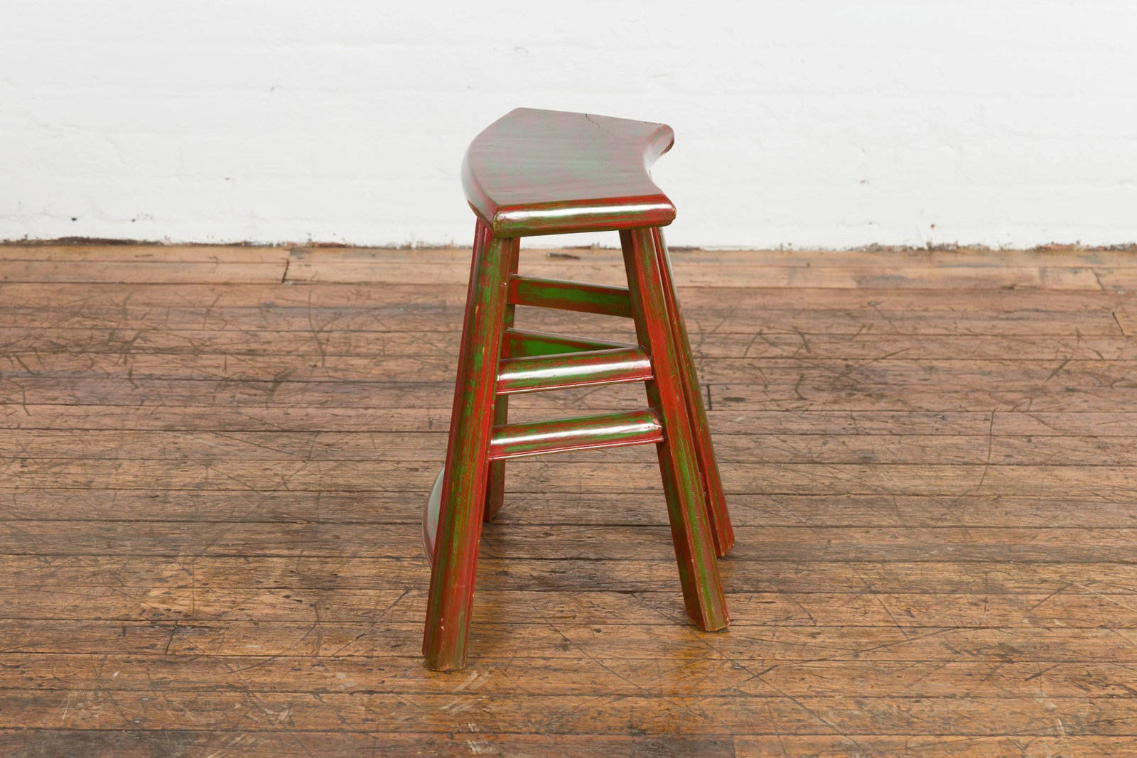 Japanese Late Meiji Period Red and Green Lacquered Stool with Semicircular Seat - 11