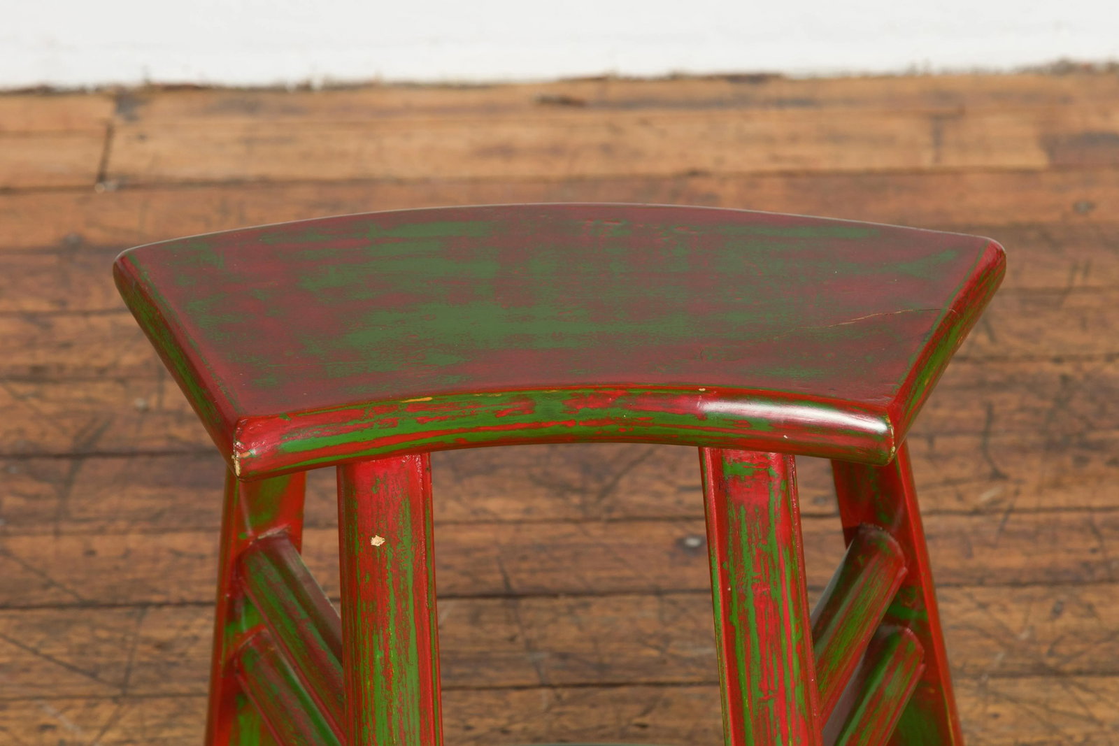 Japanese Late Meiji Period Red and Green Lacquered Stool with Semicircular Seat - 4
