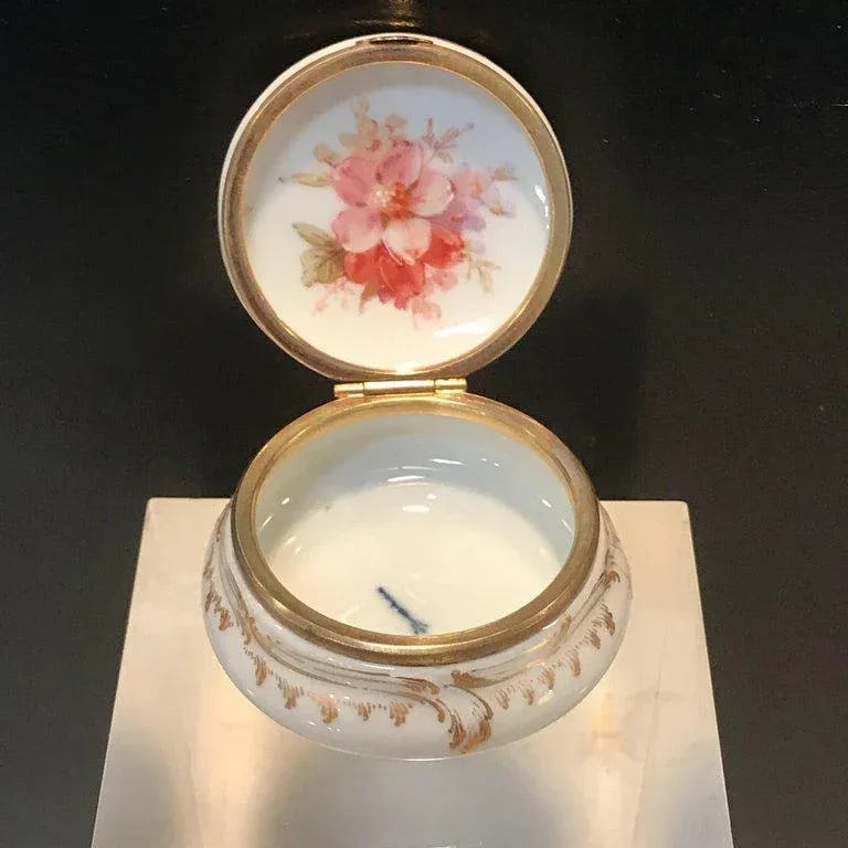Late 19th Century Kpm Shell and Flower Motif Cabinet or Patch Box - 4