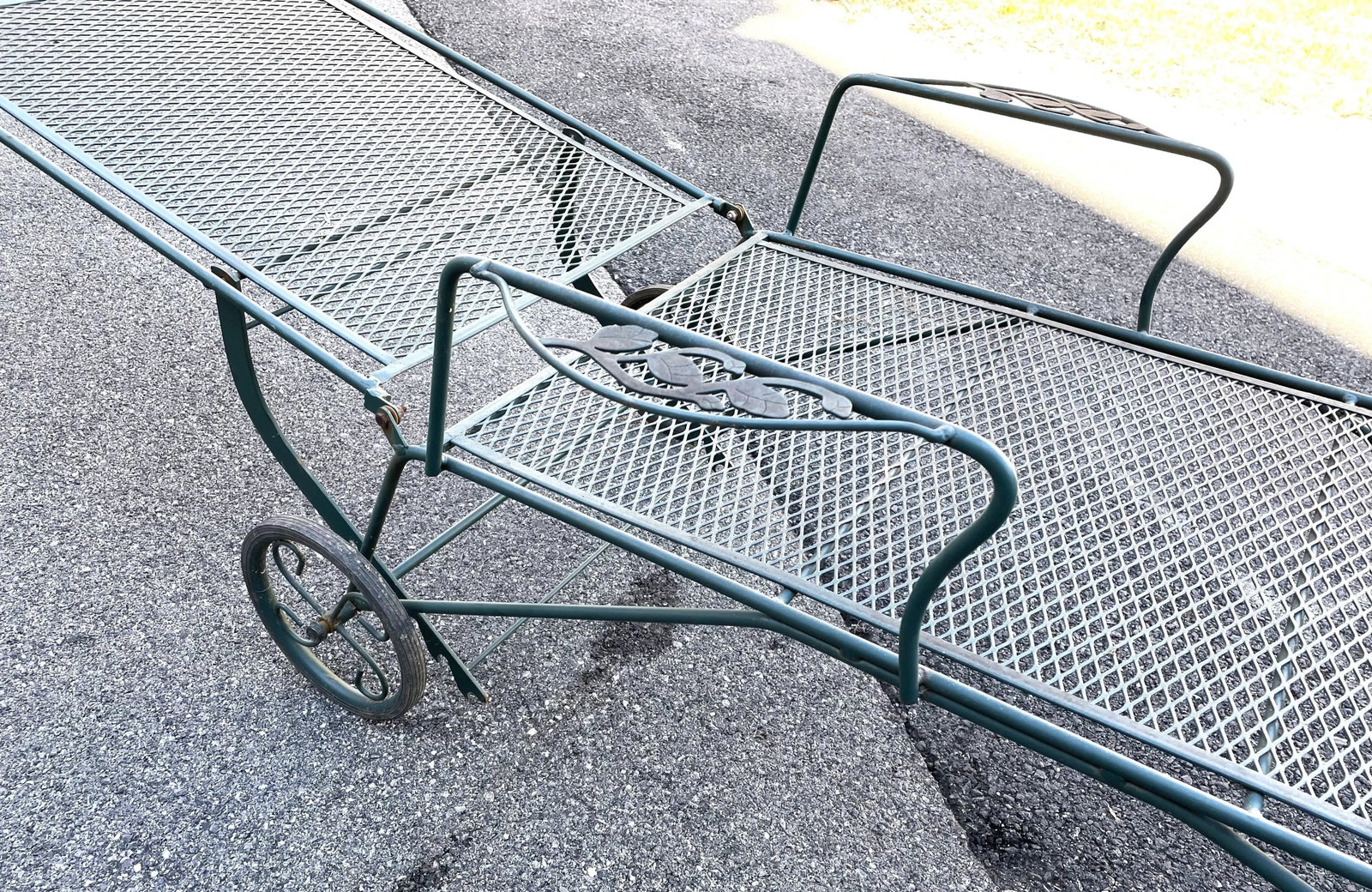 Mid 20th Century Floral Pattern Green Wrought Iron Chaise Lounge - 10