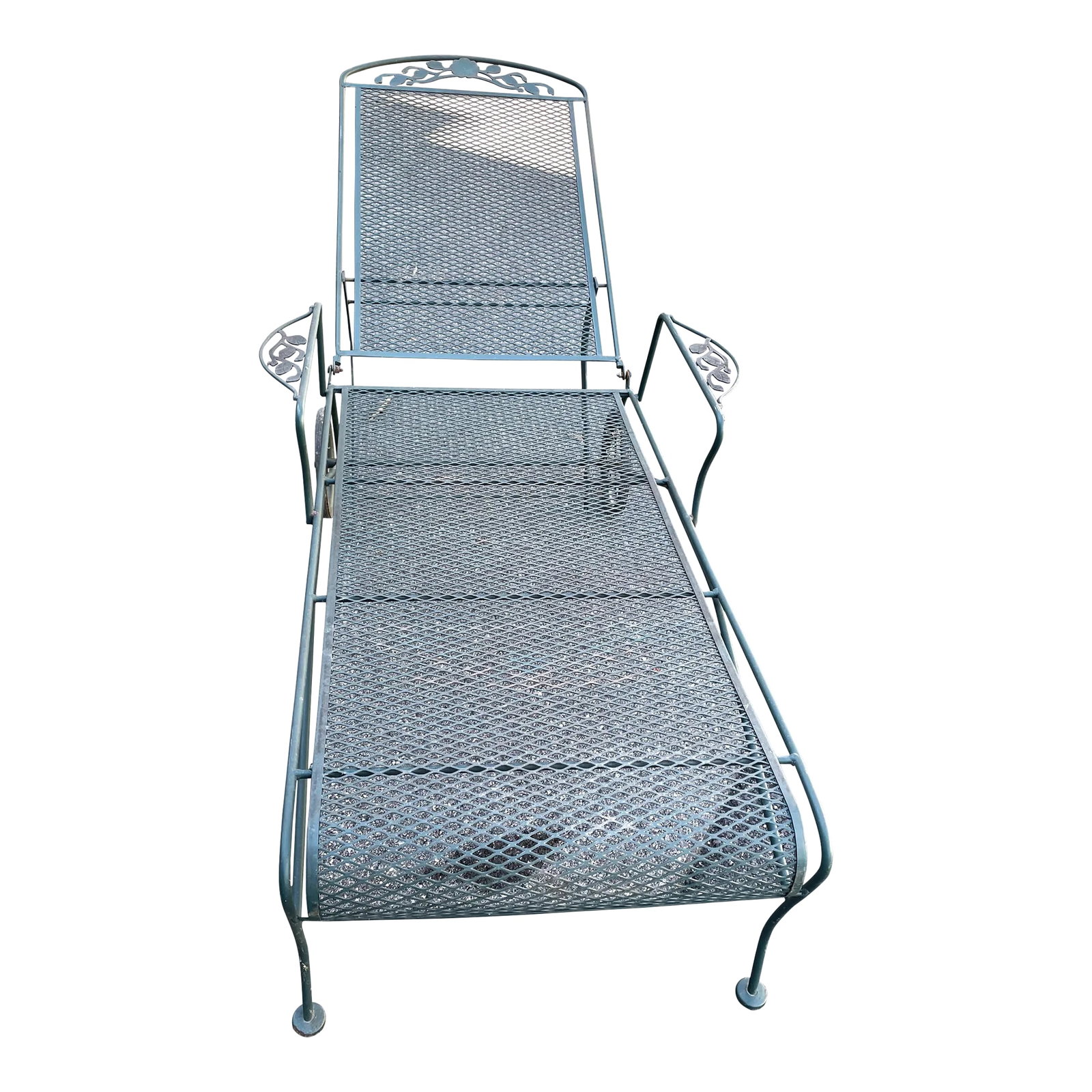 Mid 20th Century Floral Pattern Green Wrought Iron Chaise Lounge: This is a great looking wrought iron chaise lounge all ready for your yard or patio with a flat but nice floral pattern on the top of the back and the top of the arms. The neutral hunter green paint