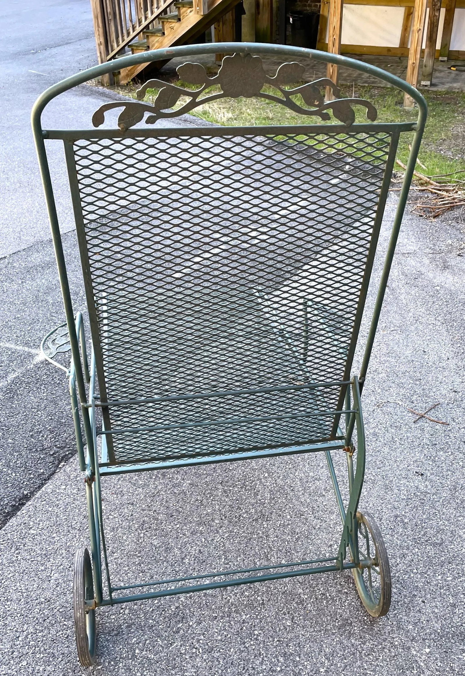 Mid 20th Century Floral Pattern Green Wrought Iron Chaise Lounge - 3
