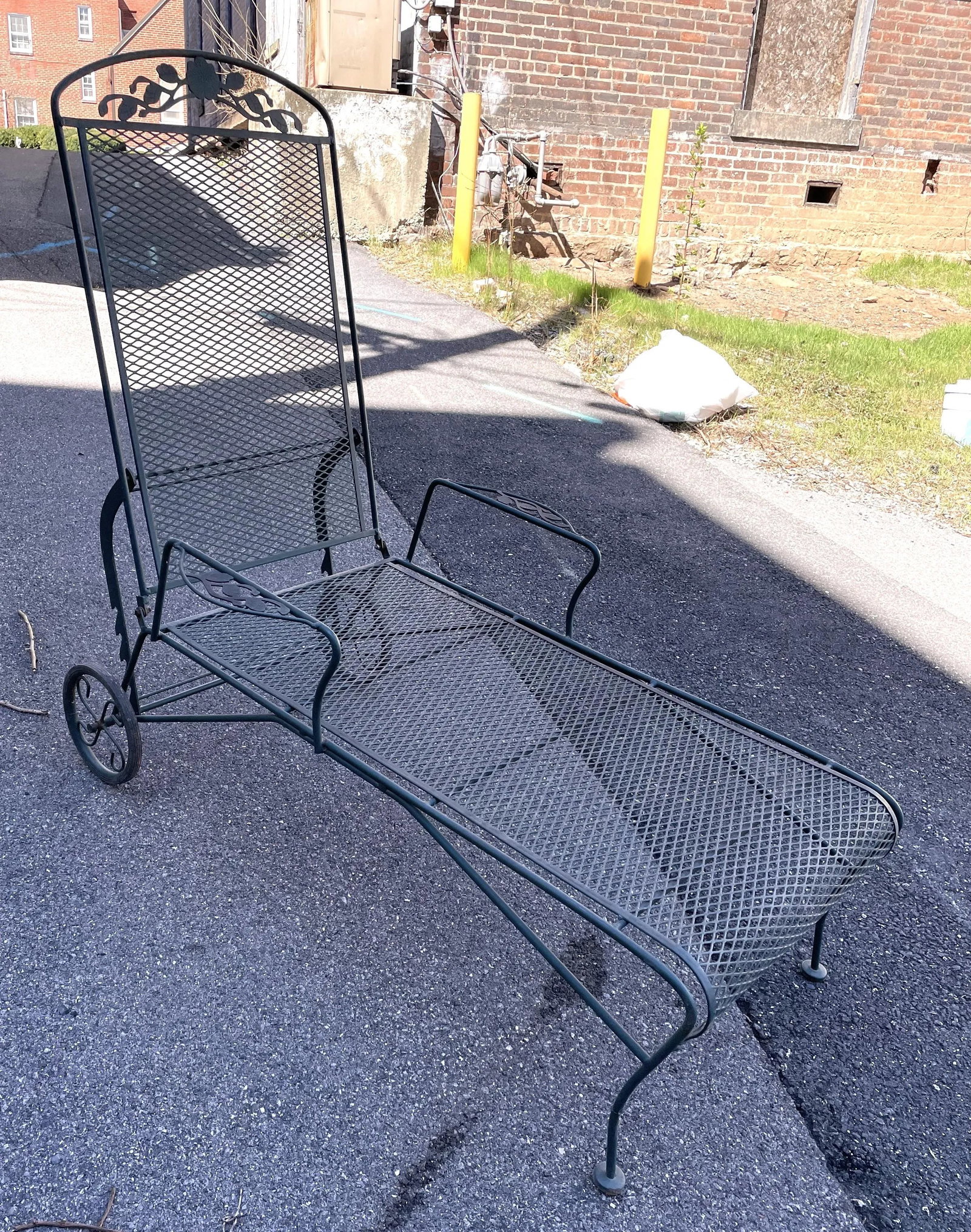 Mid 20th Century Floral Pattern Green Wrought Iron Chaise Lounge - 5