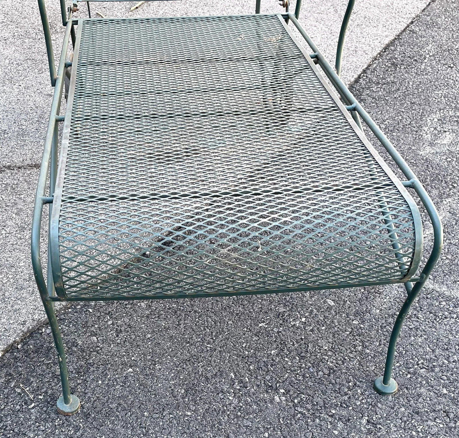 Mid 20th Century Floral Pattern Green Wrought Iron Chaise Lounge - 6