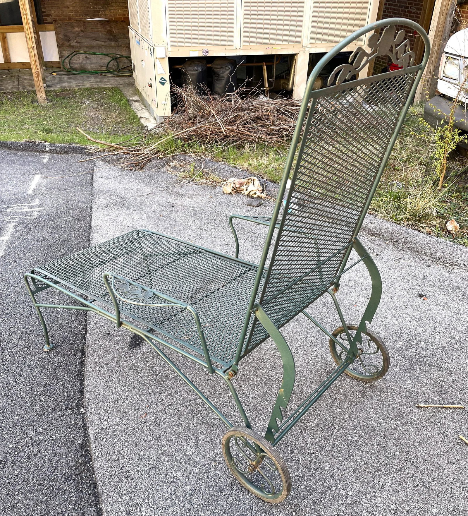 Mid 20th Century Floral Pattern Green Wrought Iron Chaise Lounge - 7