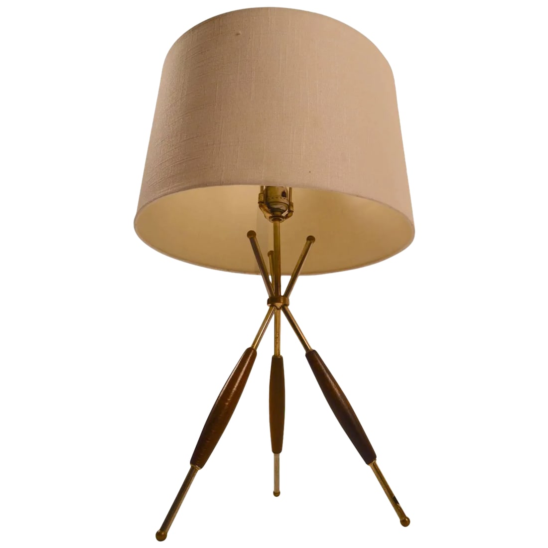 Thurston for Lightolier Tri Pod Table Lamp: Classic and iconic Thurston design for Lightolier. Original and working condition, shows some cosmetic wear, normal and consistent with age. Measures: 18.5" height to top of socket, diameter at base