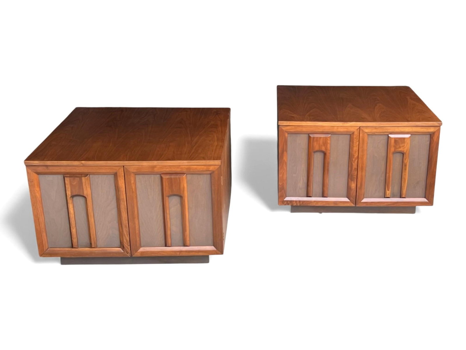 1960s Pair of Restored Mid-Century Modern Walnut Nightstands With Sculpted Doors - 4