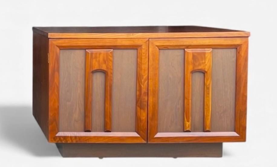 1960s Pair of Restored Mid-Century Modern Walnut Nightstands With Sculpted Doors - 5