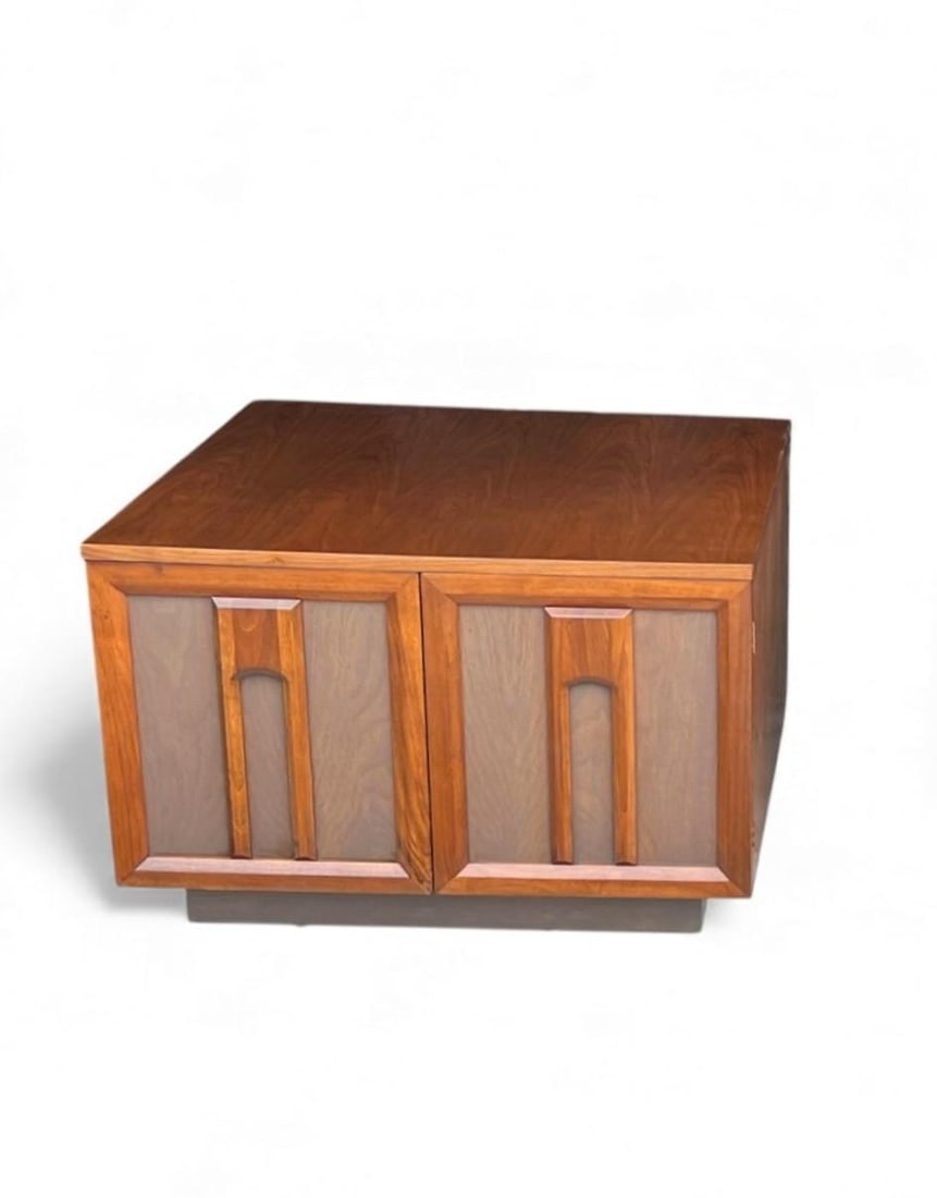 1960s Pair of Restored Mid-Century Modern Walnut Nightstands With Sculpted Doors - 6