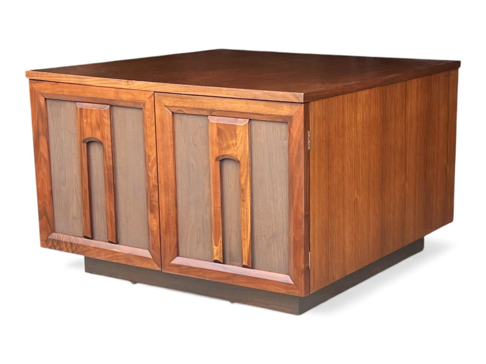 1960s Pair of Restored Mid-Century Modern Walnut Nightstands With Sculpted Doors - 8