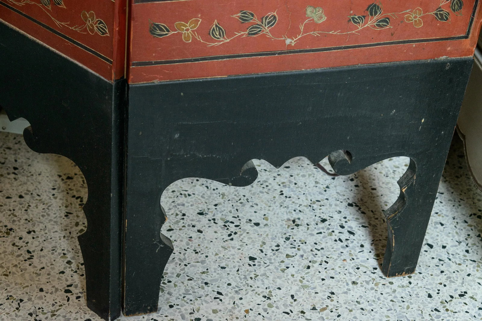 Asian Four-Panel Red and Black Floor Screen With Decorations - 6