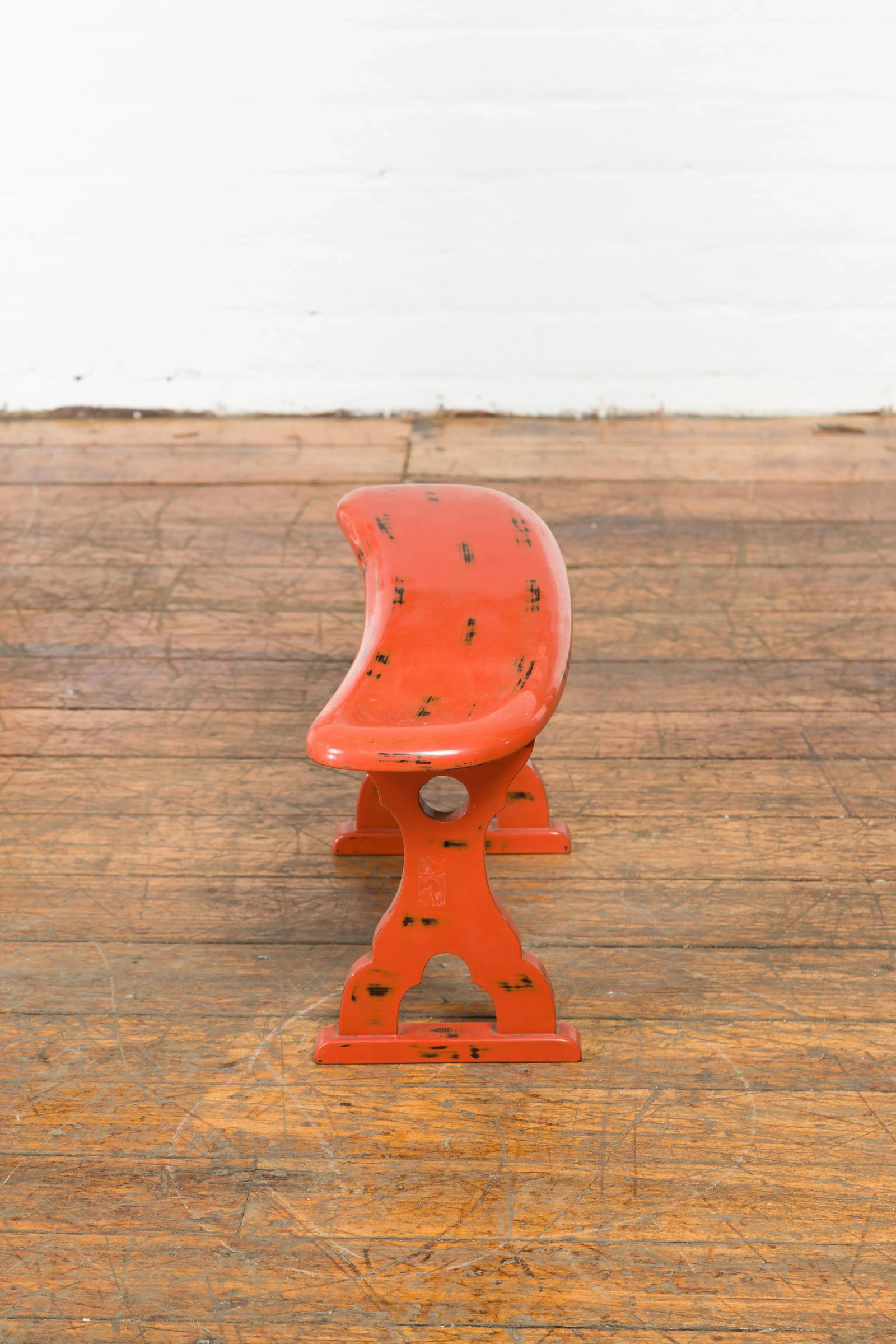Japanese Taisho Period Negora Lacquer Arm Stool with Cinnabar Color - 10