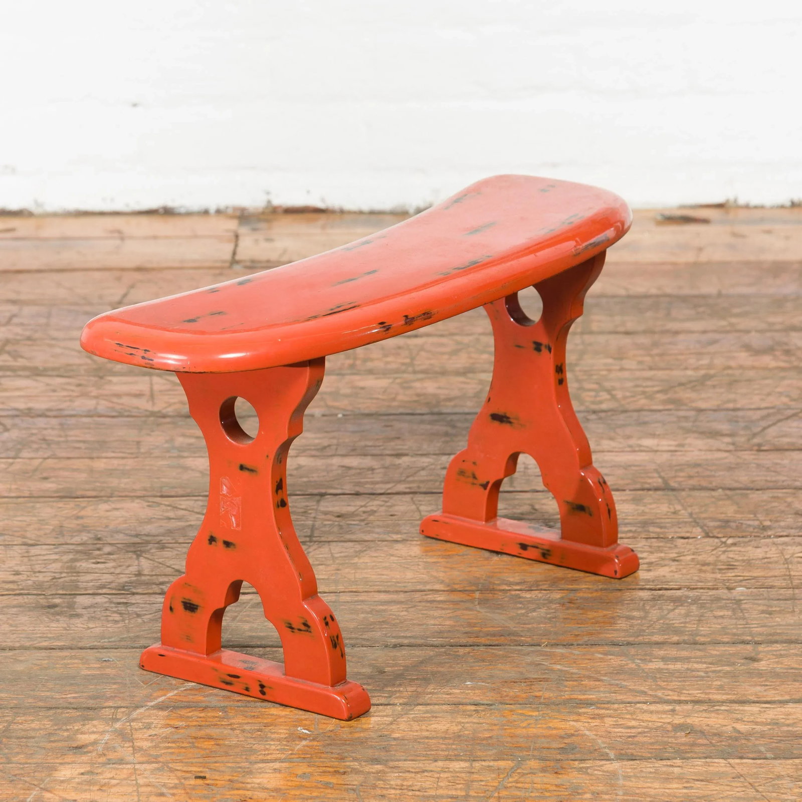 Japanese Taisho Period Negora Lacquer Arm Stool with Cinnabar Color - 2