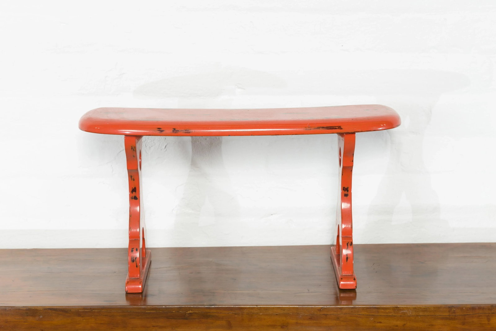 Japanese Taisho Period Negora Lacquer Arm Stool with Cinnabar Color - 4