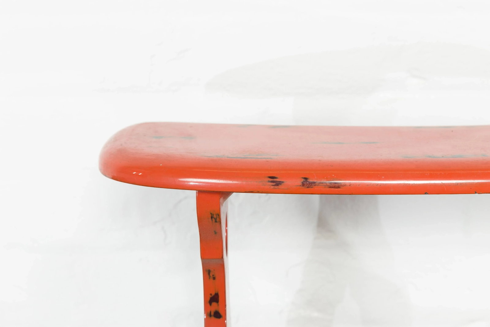 Japanese Taisho Period Negora Lacquer Arm Stool with Cinnabar Color - 5