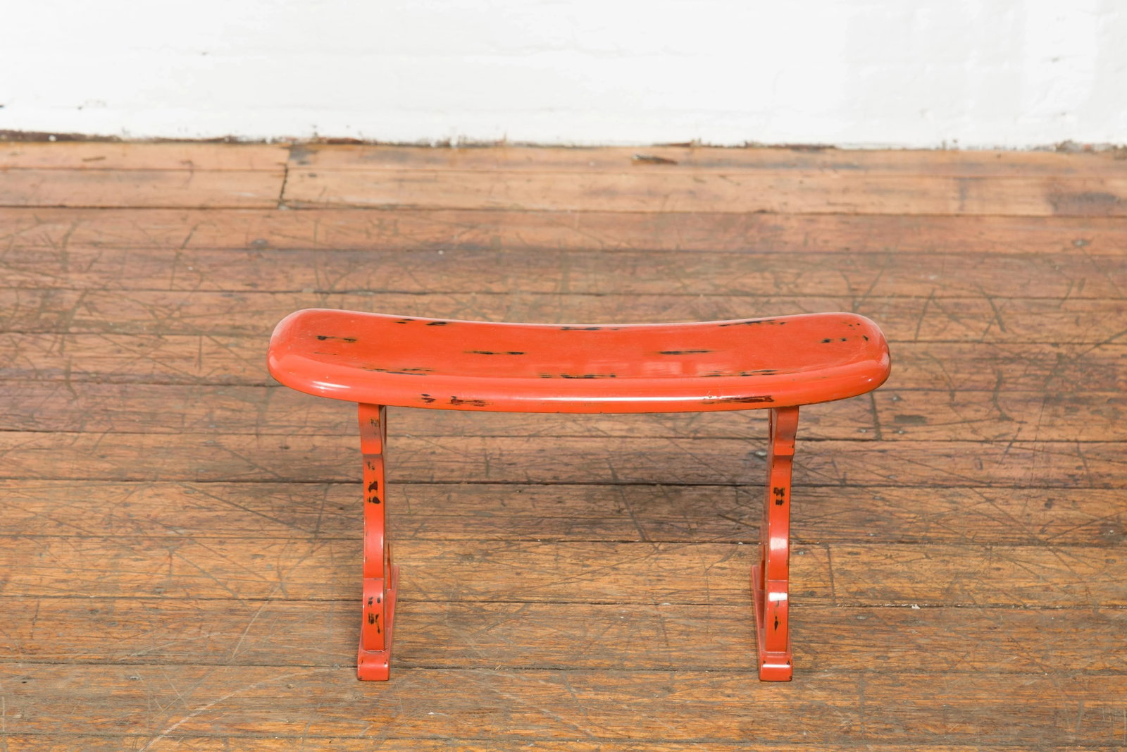 Japanese Taisho Period Negora Lacquer Arm Stool with Cinnabar Color - 8