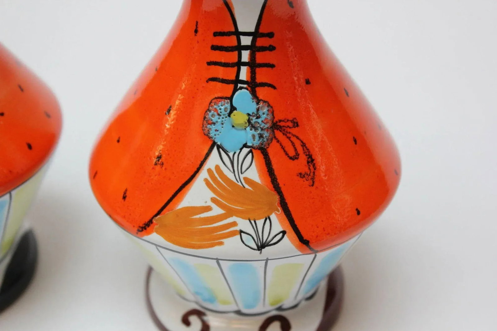 Mid-Century Italian Modern "King and Queen" Ceramic Salt and Pepper Shakers - 11
