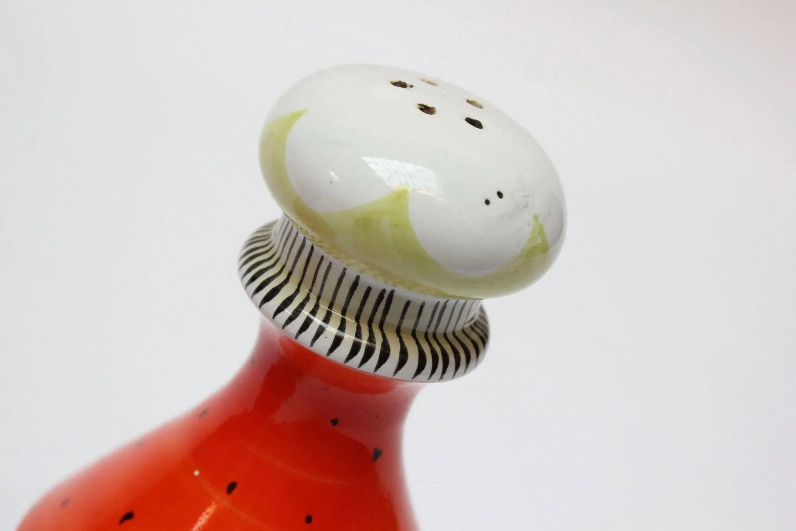 Mid-Century Italian Modern "King and Queen" Ceramic Salt and Pepper Shakers - 6