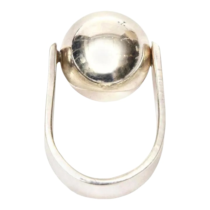 Signed Susan Cummings Sterling Silver Sculptural Ball Ring Size 6: This is part of Chairish's Costume Jewelry assortment. This very special sterling silver vintage hallmarked Susan Cummings 925 ball ring is like a piece of sculpture on the finger. The ball moves. It