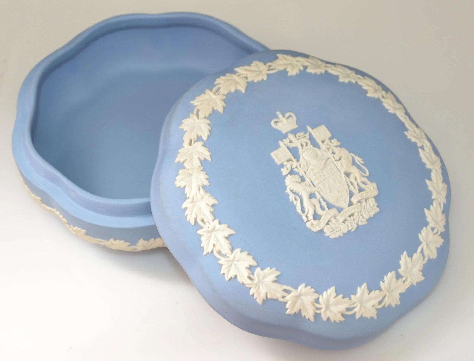Wedgwood English Jasperware Pale Blue & Antique White Neoclassical Jewelry Trinket Box - 5