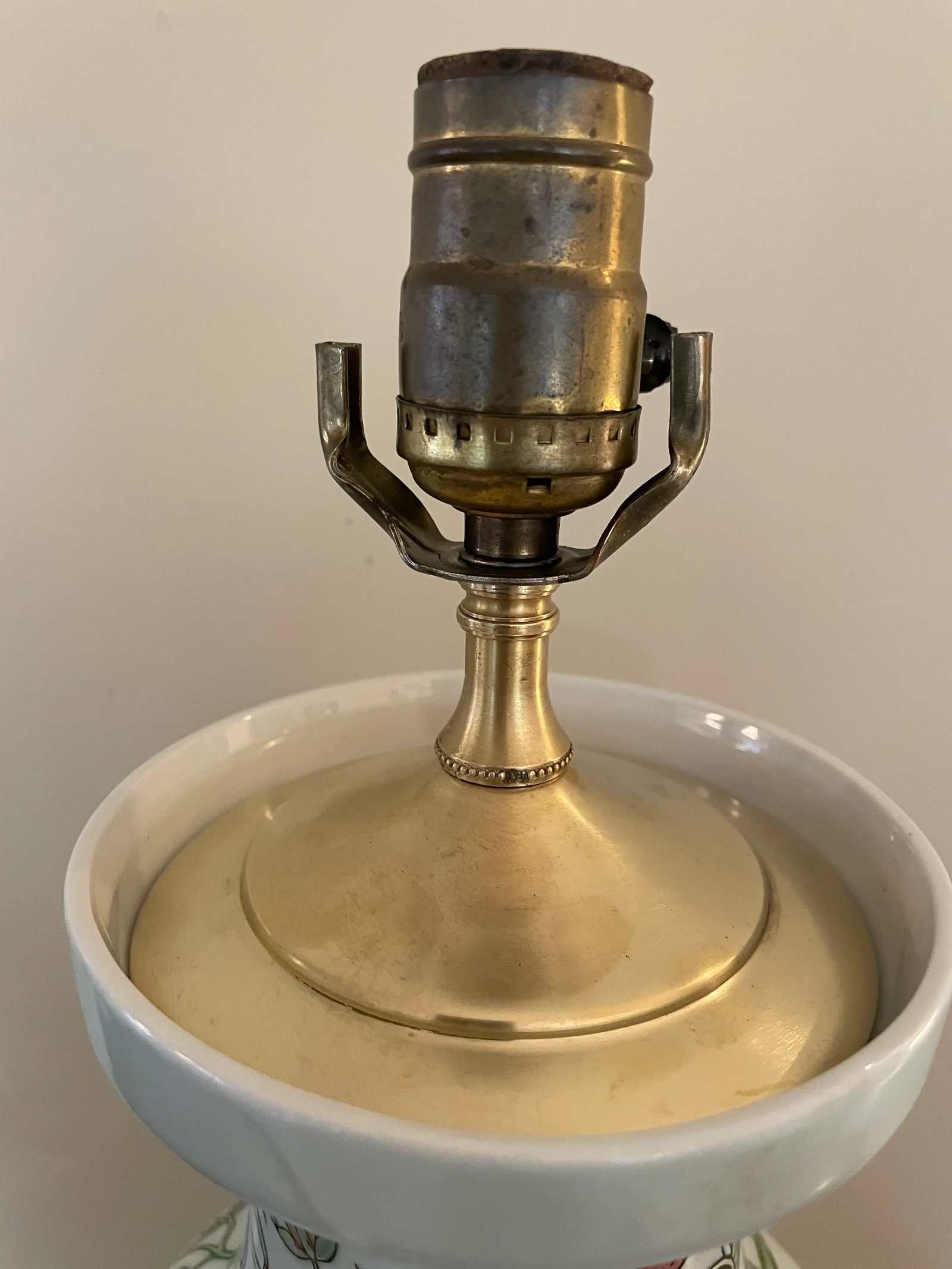 Late 20th Century Floral Ceramic Table Lamp With Celadon Glaze, Mahogany Base and Solid Brass Lid - 5