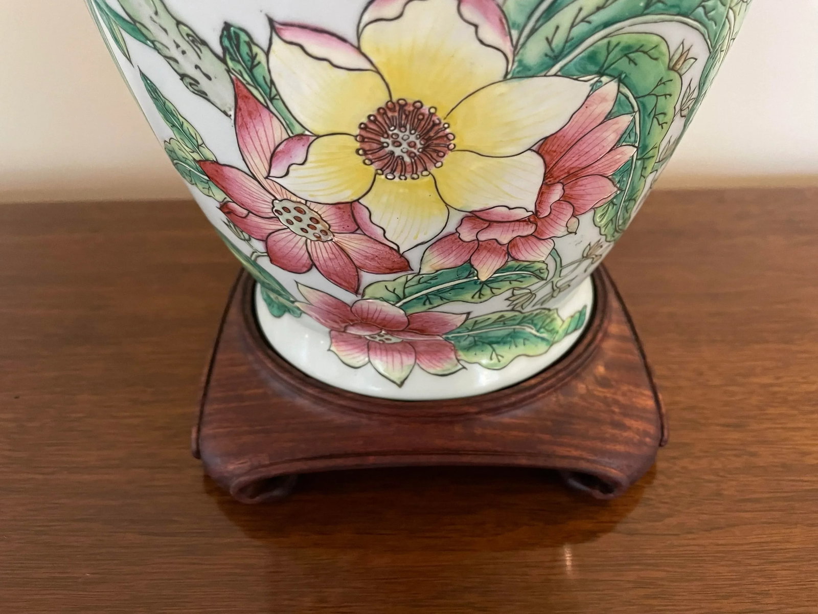 Late 20th Century Floral Ceramic Table Lamp With Celadon Glaze, Mahogany Base and Solid Brass Lid - 6