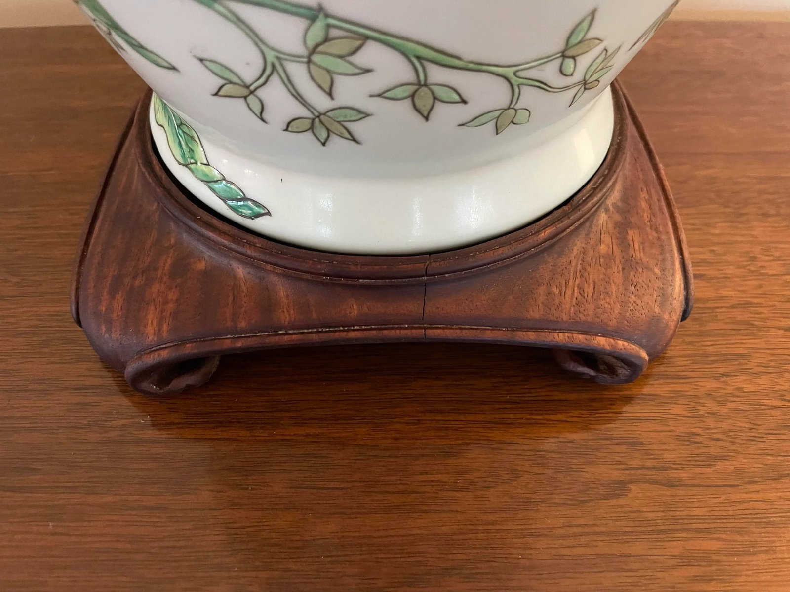 Late 20th Century Floral Ceramic Table Lamp With Celadon Glaze, Mahogany Base and Solid Brass Lid - 7