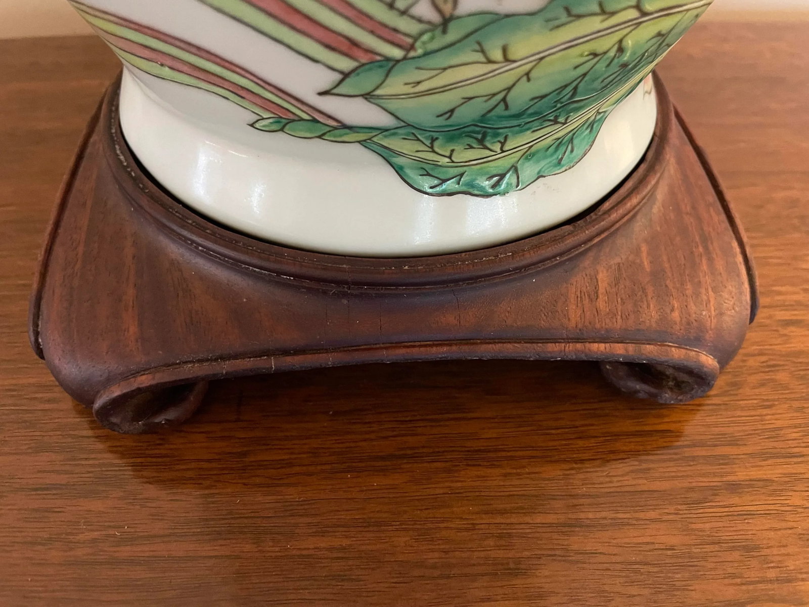 Late 20th Century Floral Ceramic Table Lamp With Celadon Glaze, Mahogany Base and Solid Brass Lid - 8