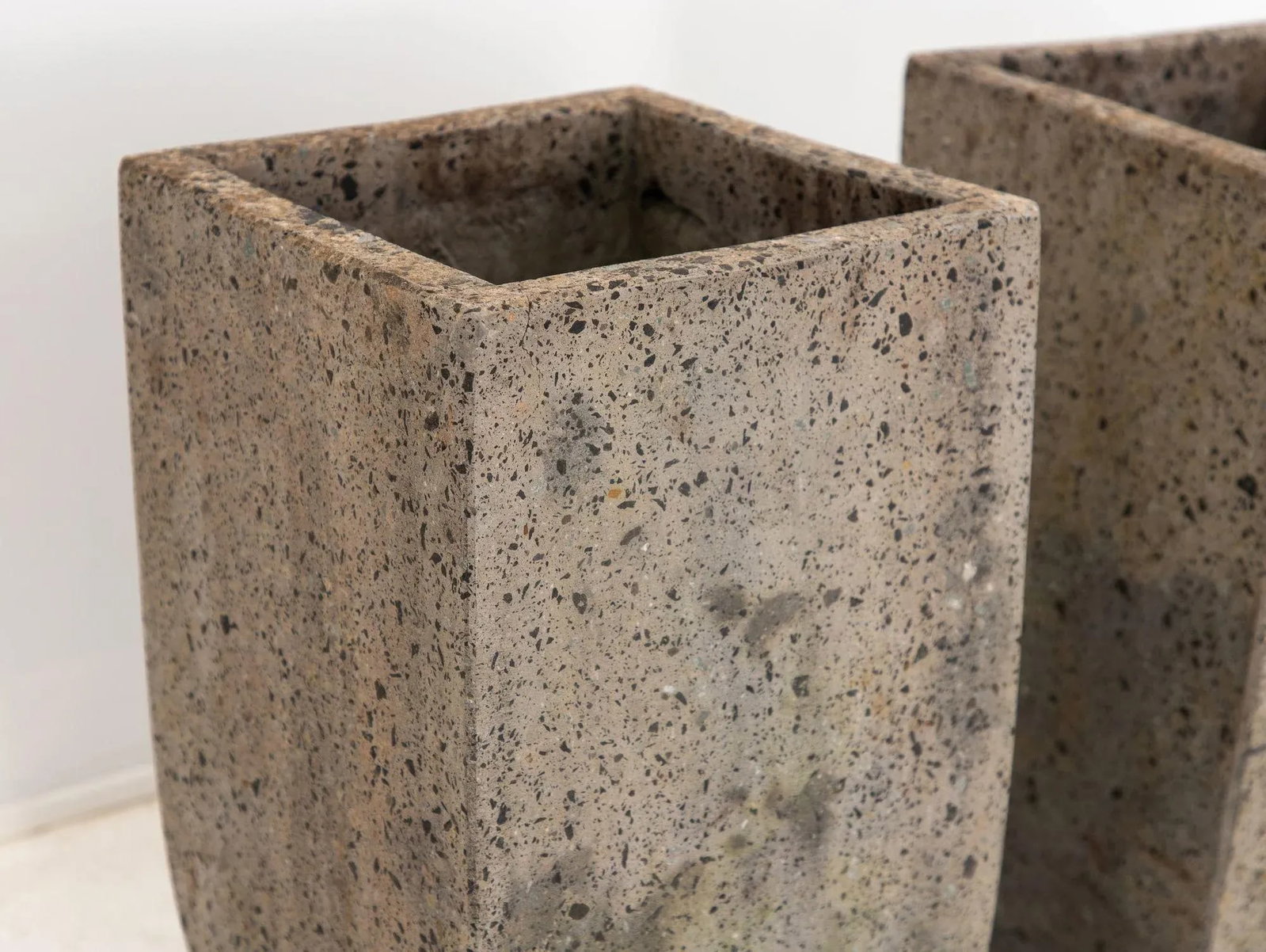 Brutalist Inspired Pair of Mixed Stone Planters, 20th Century - 7