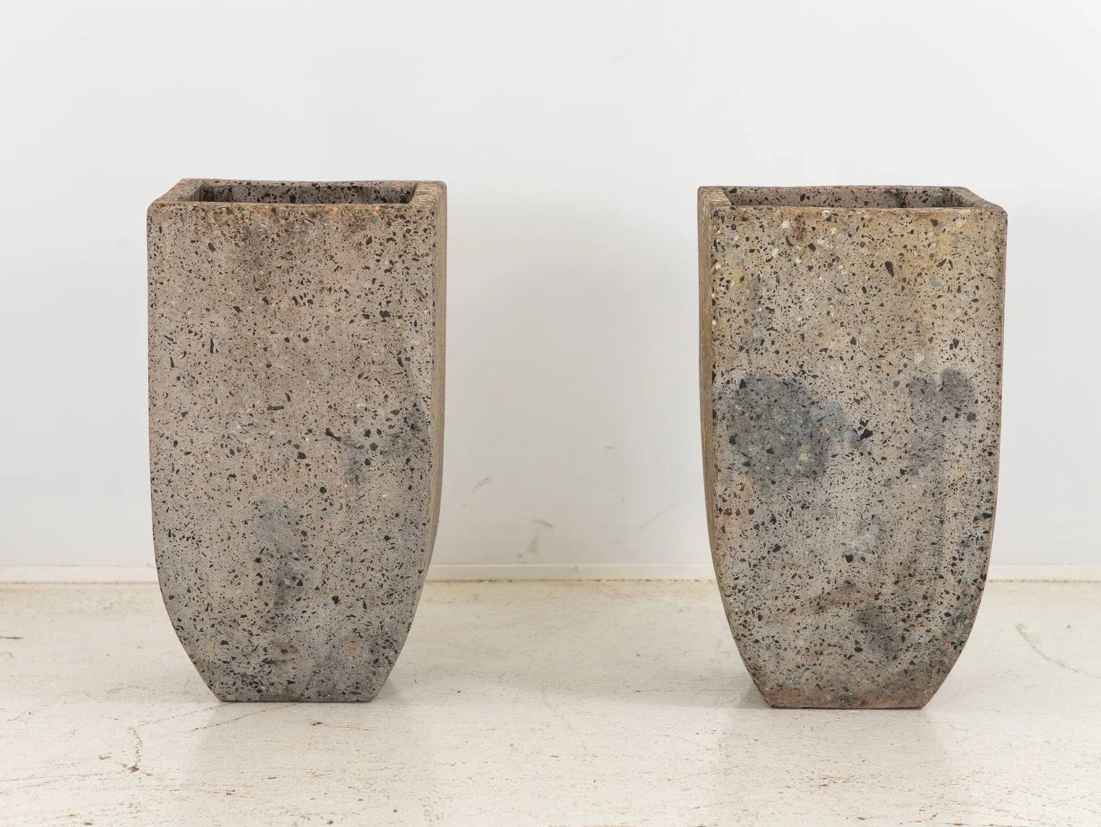 Brutalist Inspired Pair of Mixed Stone Planters, 20th Century - 9