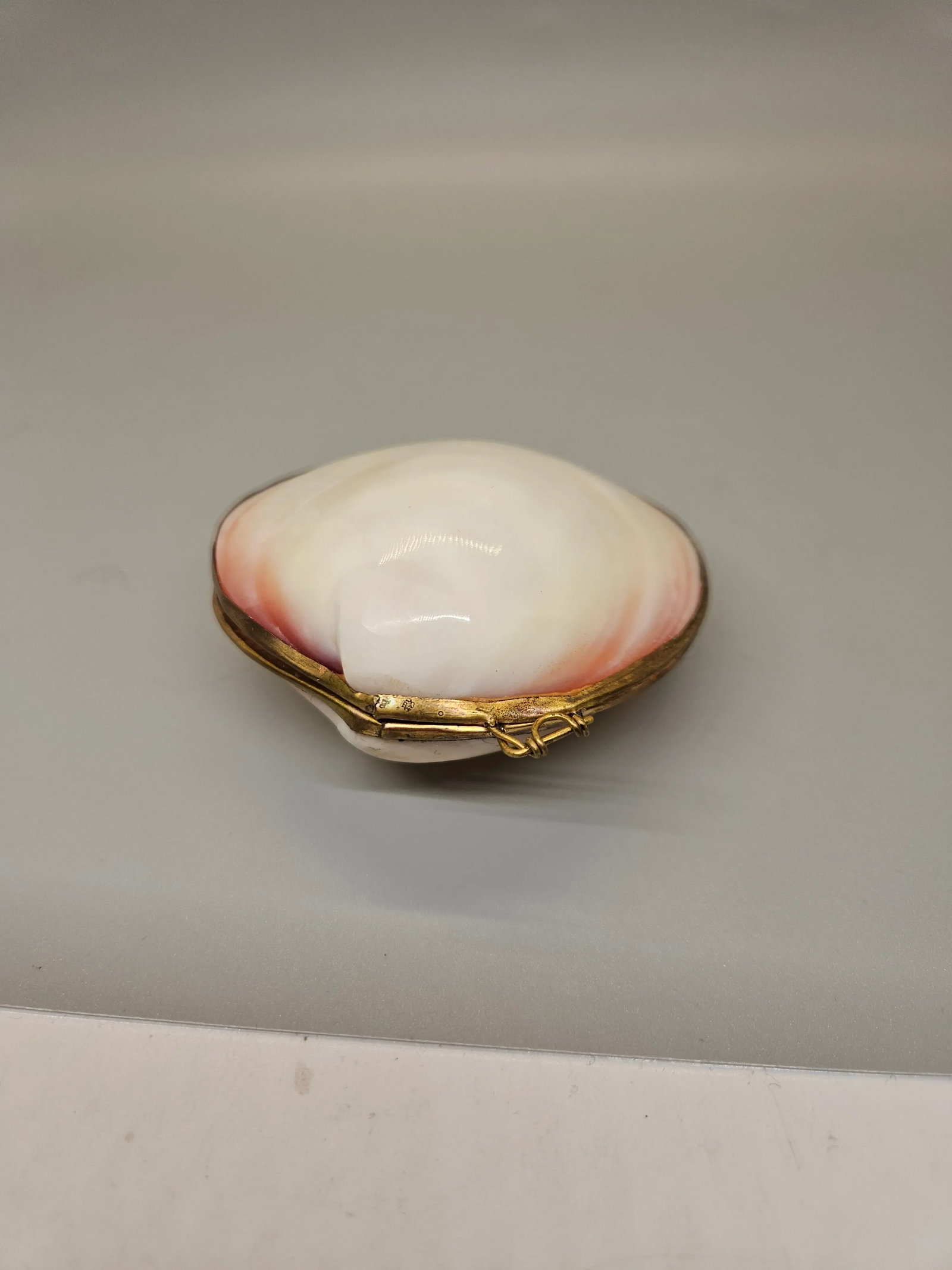 Vintage Pearlized Clam Shell Trinket Box - 2