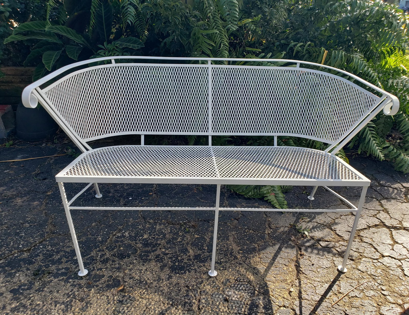 Mid 20th Century Modern Seating Set With Barrel Back Bench, 2 Chairs and Table, Attributed to Woodar - 2
