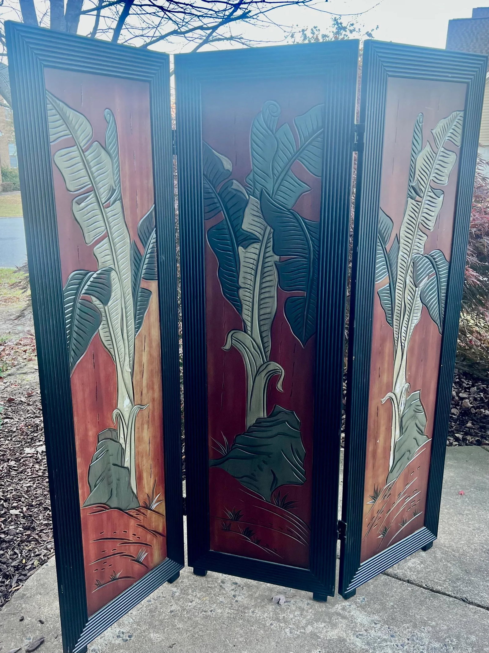 Late 20th Century Three-Panel Asian Screen With Palm Leaf Accent Red on 1 Side Oak on Other - 10