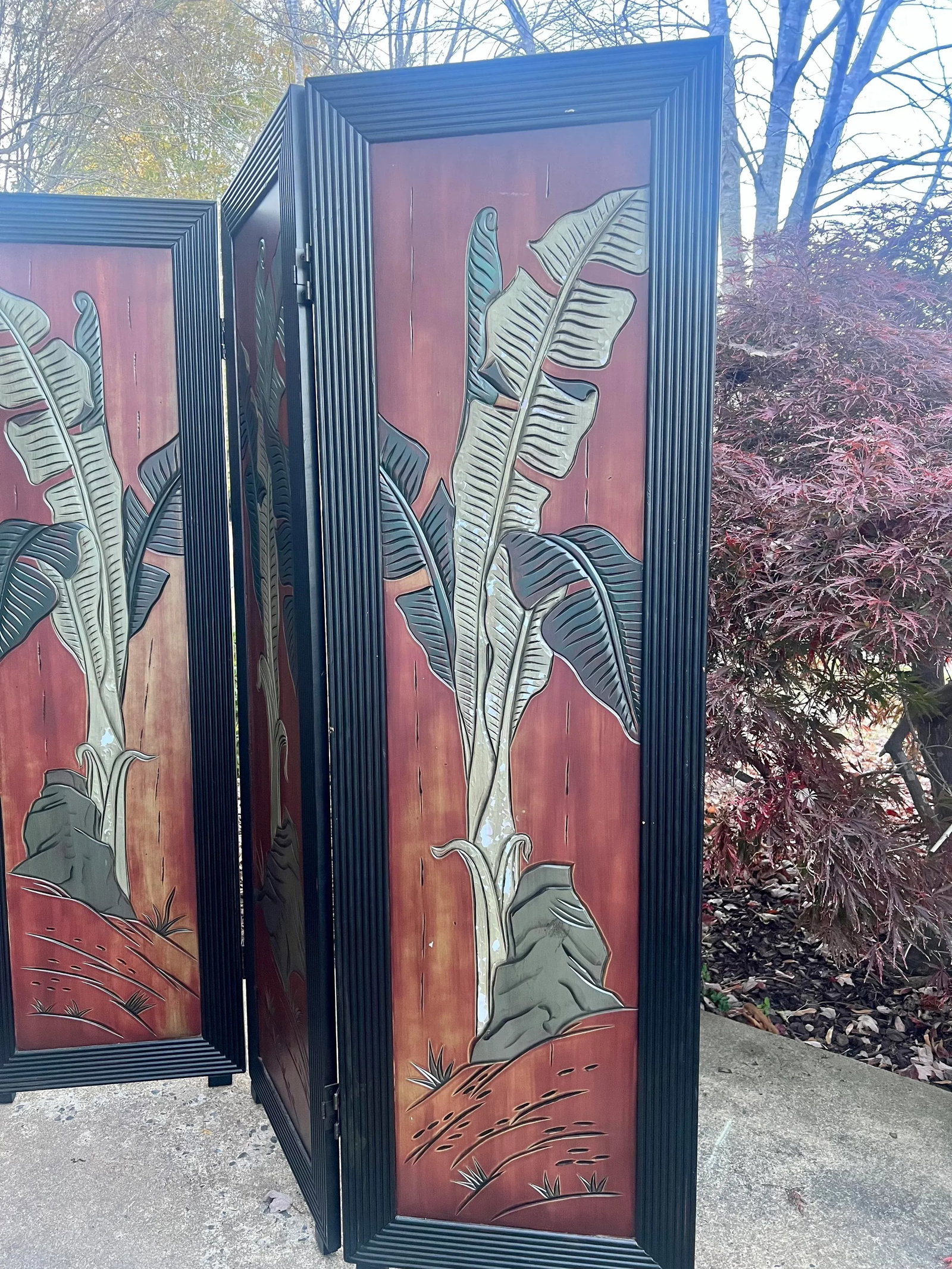 Late 20th Century Three-Panel Asian Screen With Palm Leaf Accent Red on 1 Side Oak on Other - 7