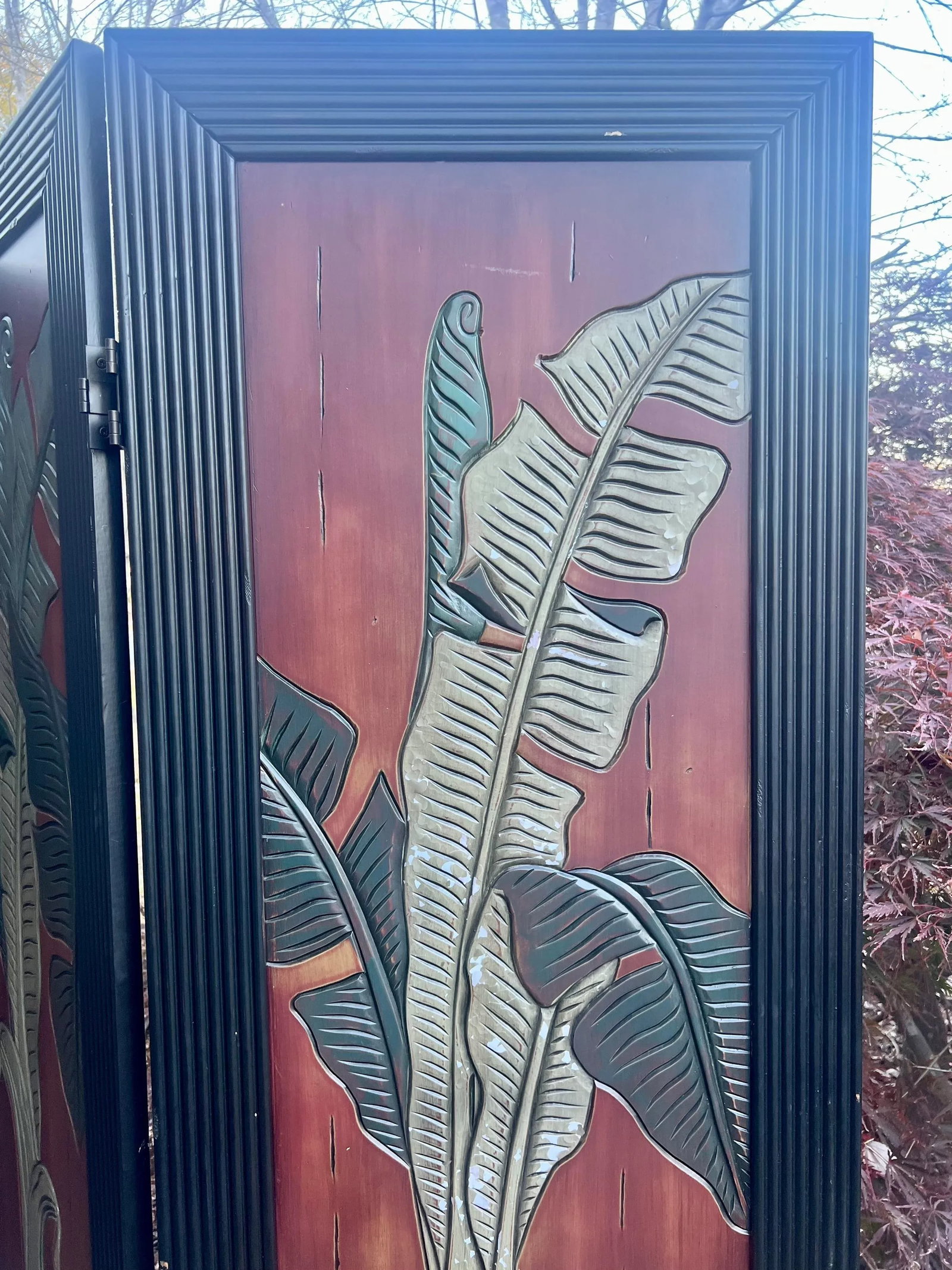Late 20th Century Three-Panel Asian Screen With Palm Leaf Accent Red on 1 Side Oak on Other - 9
