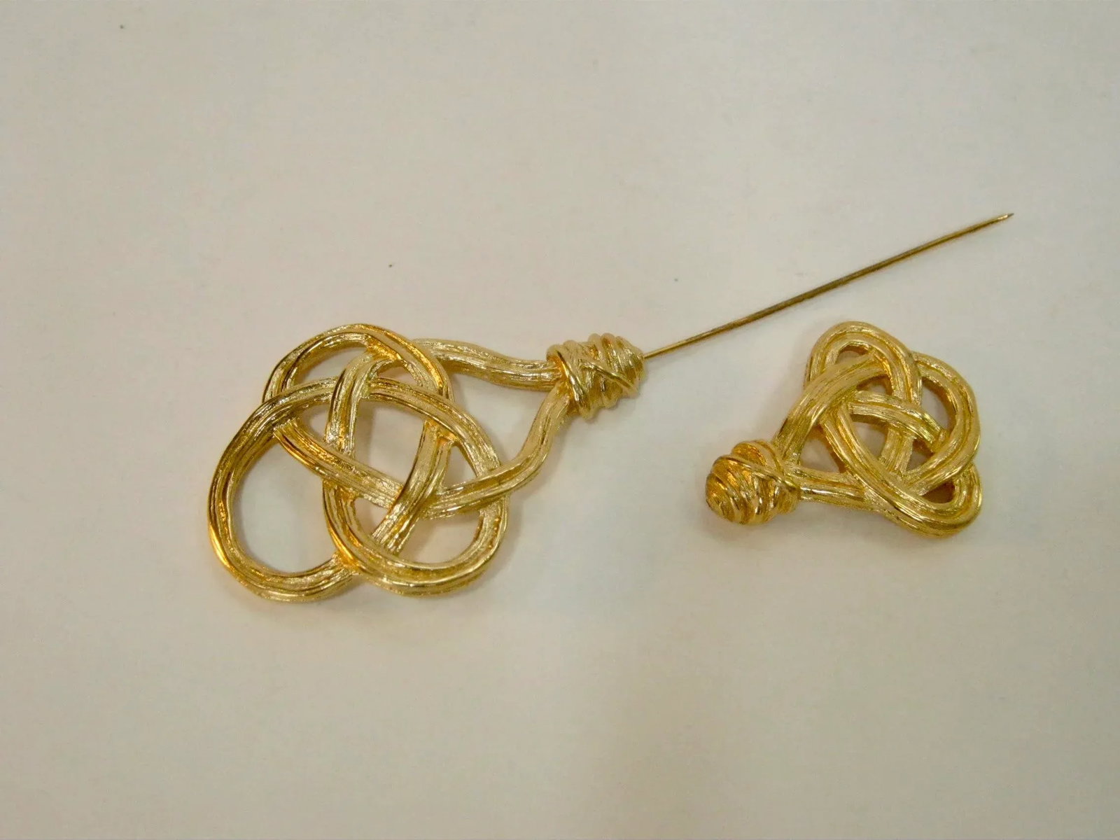 Vintage Givenchy Large Gold-Plated Infinity Motif Stick Pin - 6