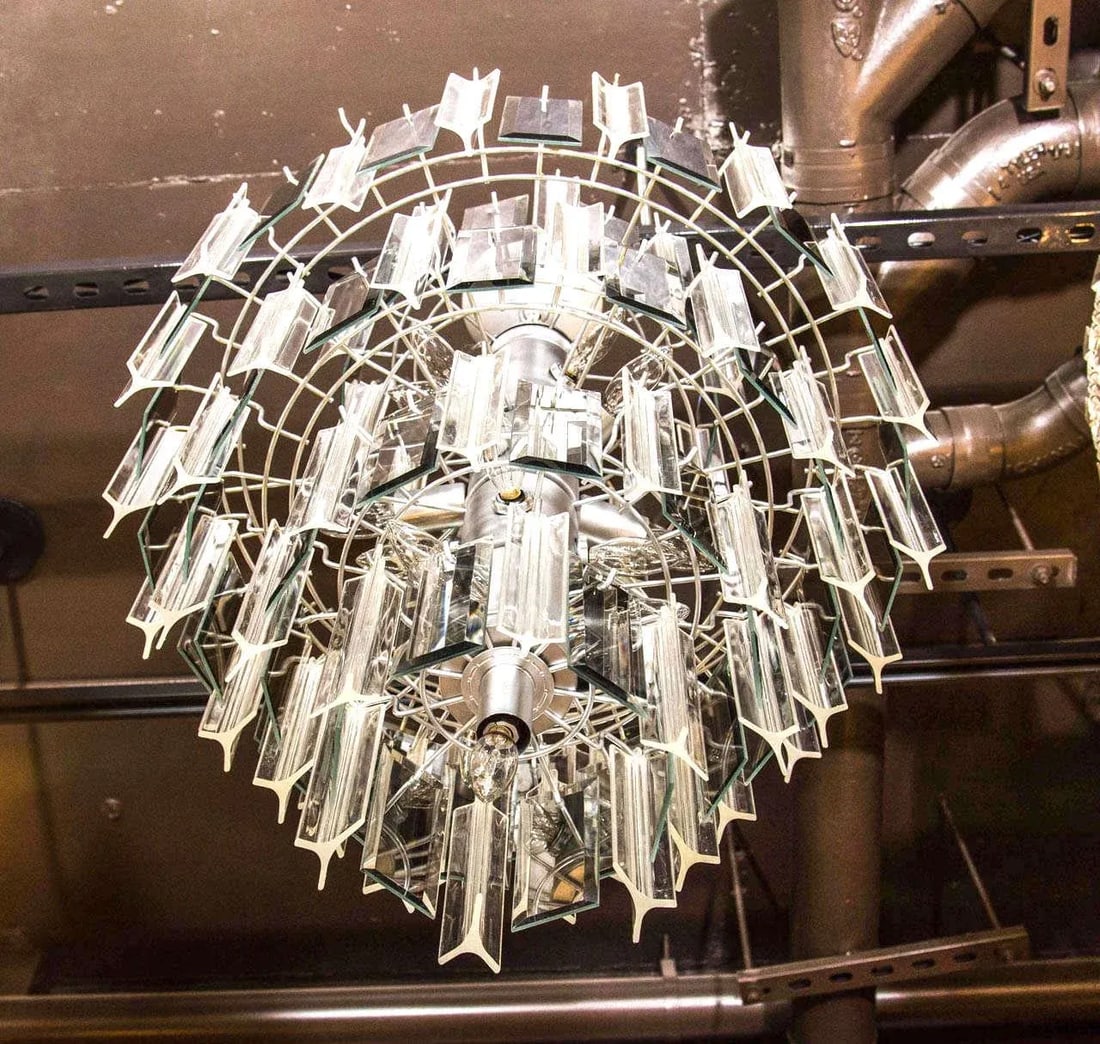 Hollywood Regency Chandelier With Lucite and Mirrored Glass Prisms, 1970's - 8