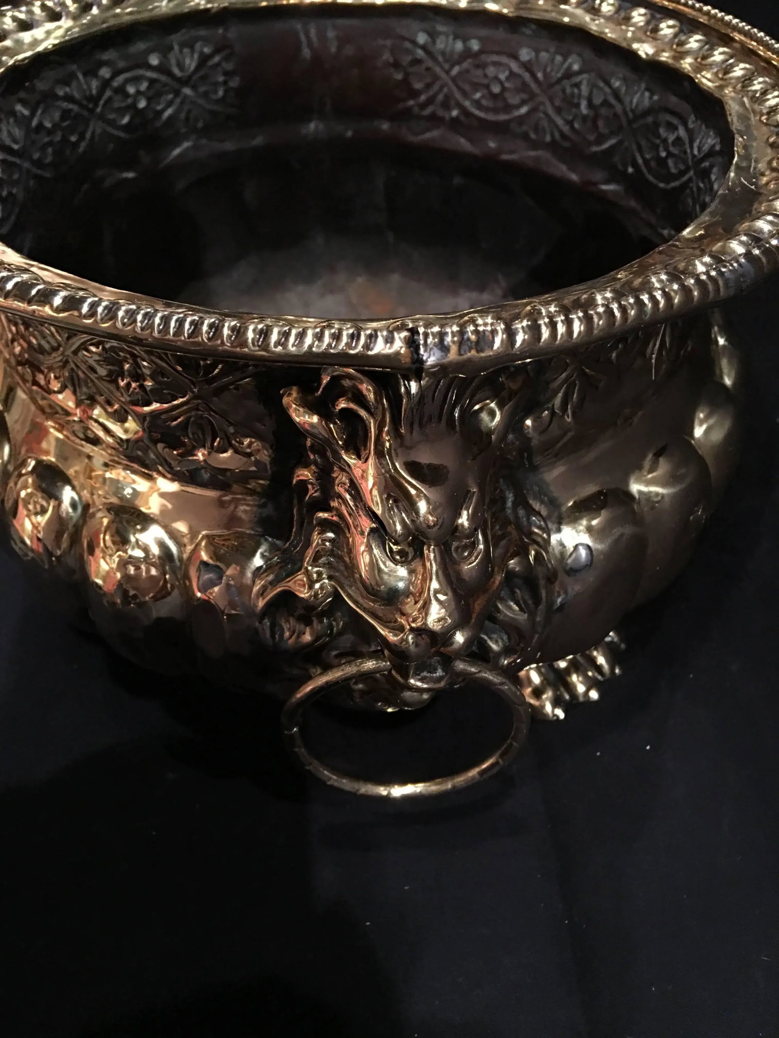 French Polished Brass Jardiniere With Lion Ring Handles, 19th Century - 4