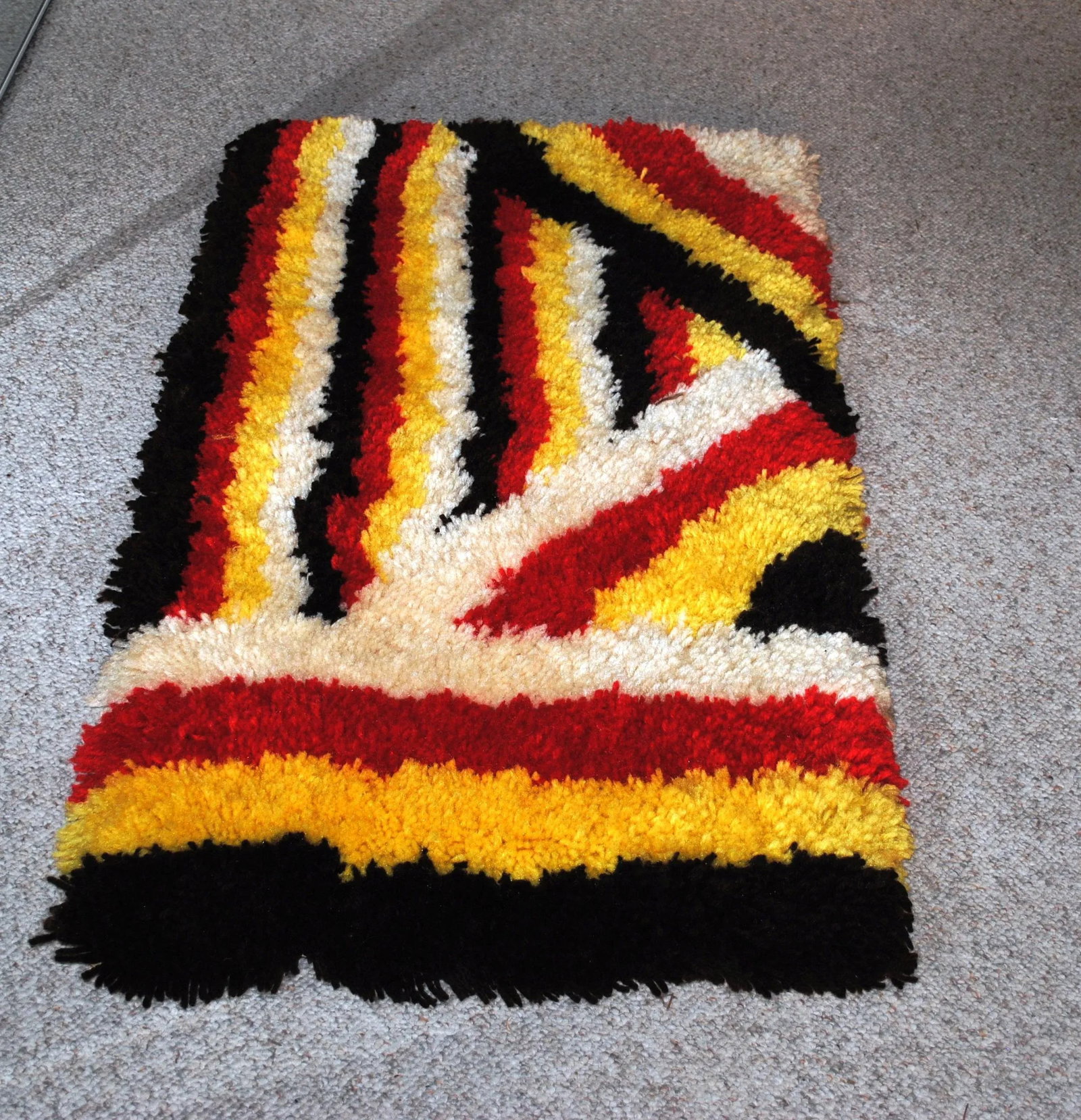 Mid Century Hand Hooked Abstract Design Shag Rug-2'x3'6" - 2