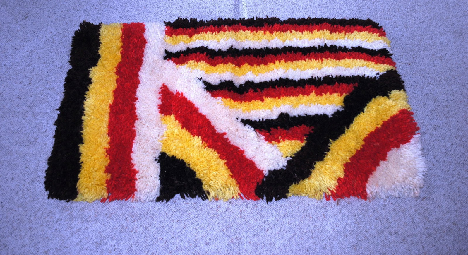 Mid Century Hand Hooked Abstract Design Shag Rug-2'x3'6" - 3