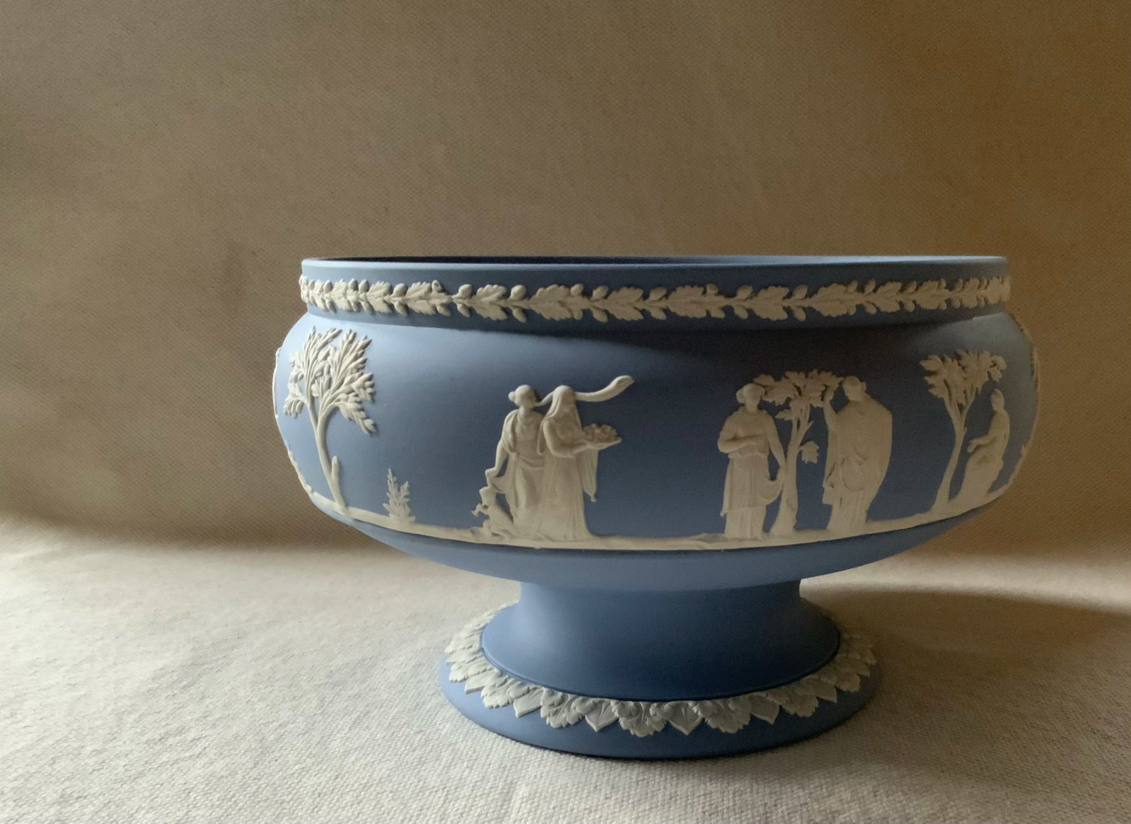 Magnificent Wedgwood Blue Jasperware Augurs Bowl - A Vessel of Ancient Ritual and Timeless Beauty - 4