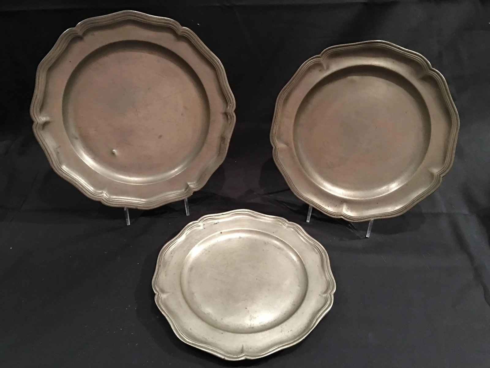 Set of Three English Pewter Plates or Platters, 19th Century - 2
