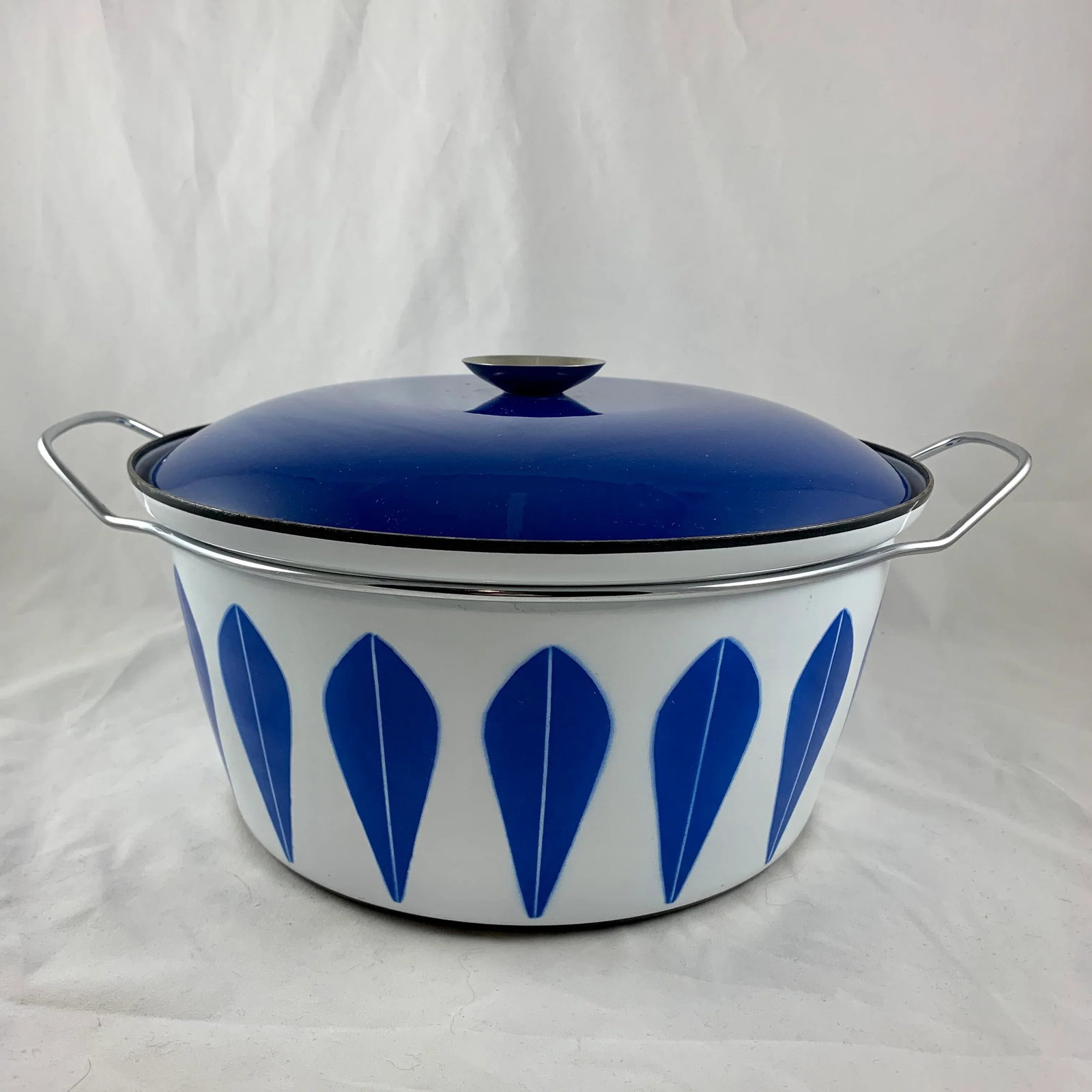 Cathrineholm Scandinavian Modern Lotus Enameled Dutch Oven - 13