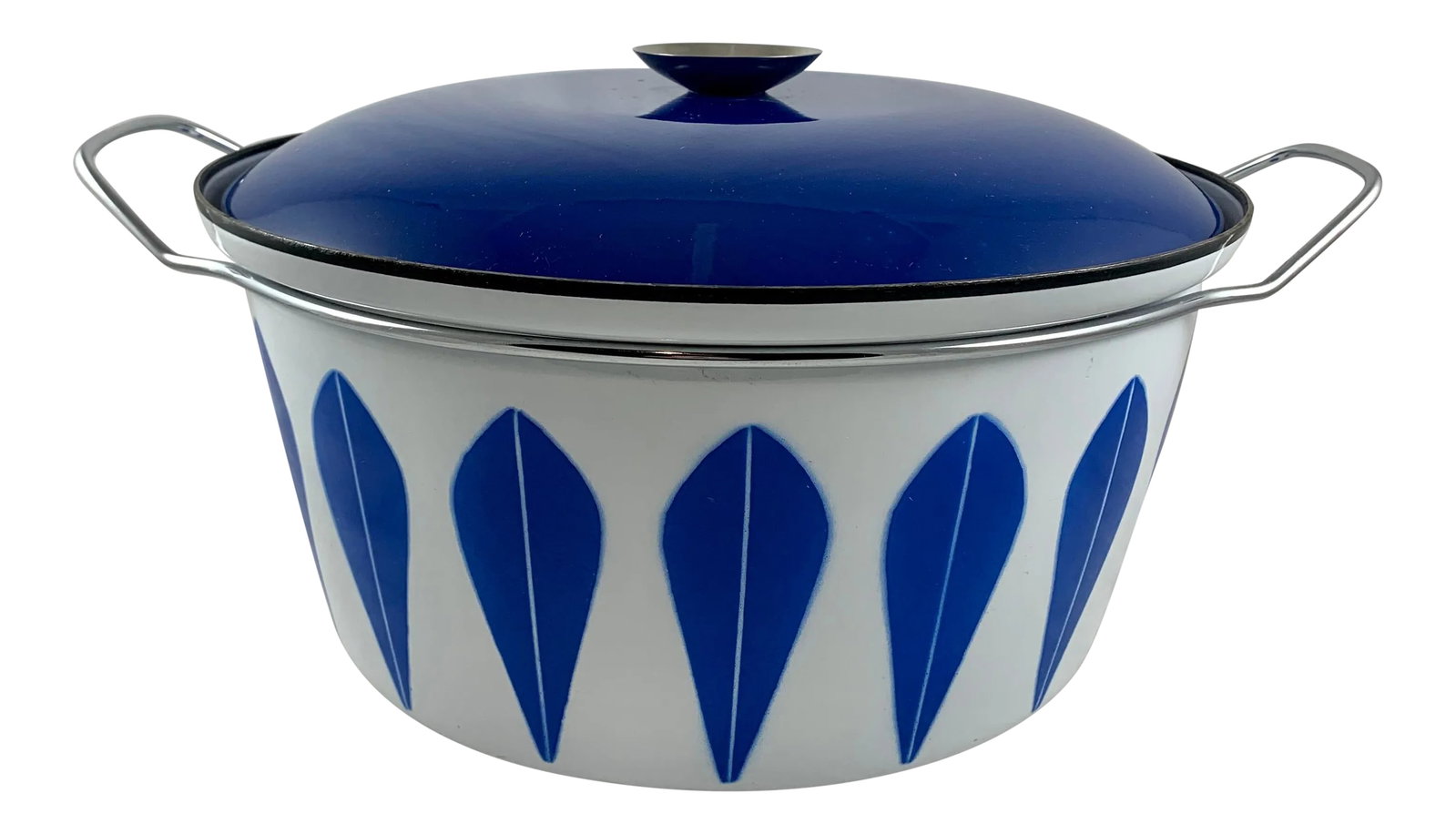 Cathrineholm Scandinavian Modern Lotus Enameled Dutch Oven: An enamelware Lotus pattern dutch oven manufactured by the Norwegian manufacturer Cathrineholm. Cathrineholm operated from 1907-1970. The popular Lotus line was designed by Grete Prytz Kittelsen and