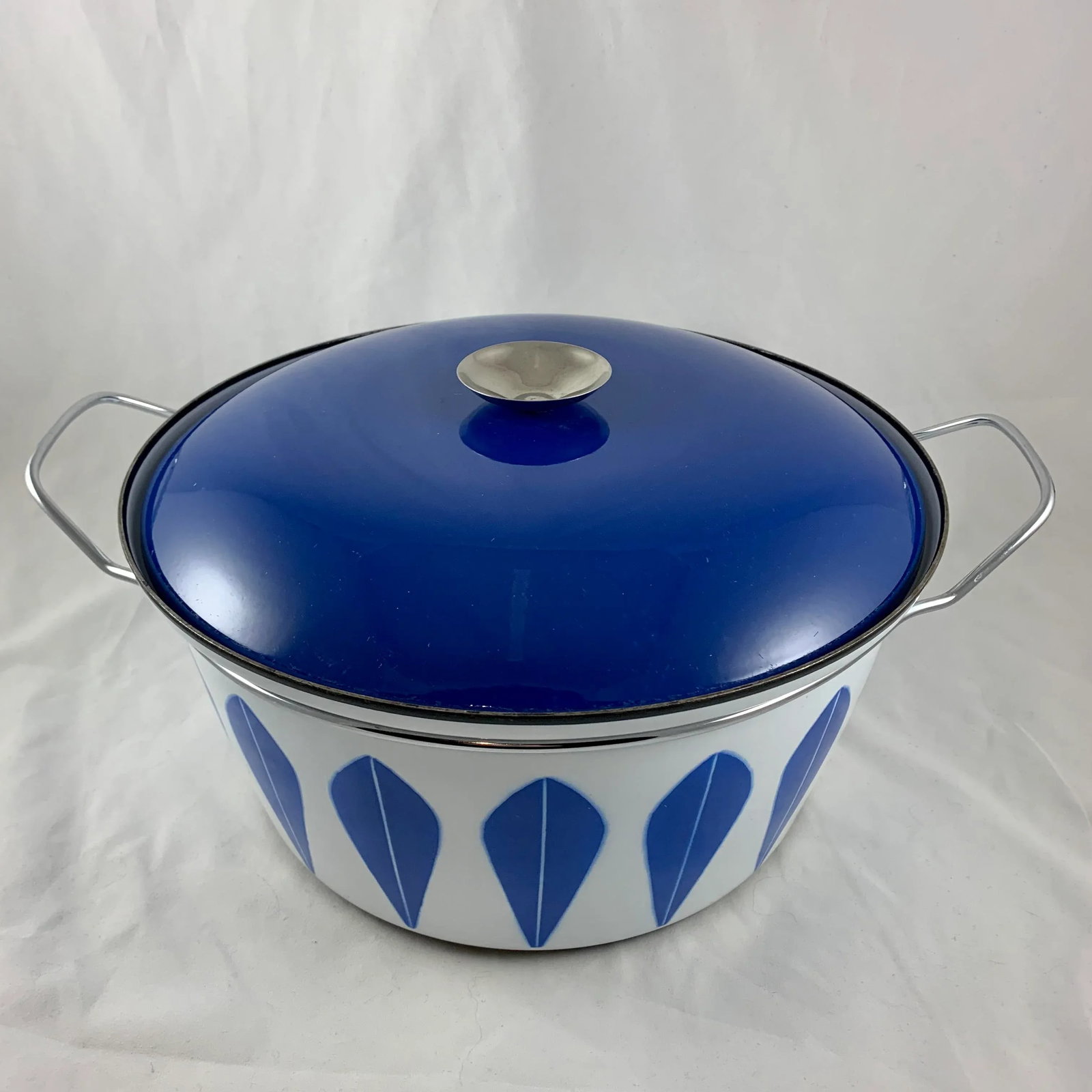 Cathrineholm Scandinavian Modern Lotus Enameled Dutch Oven - 2