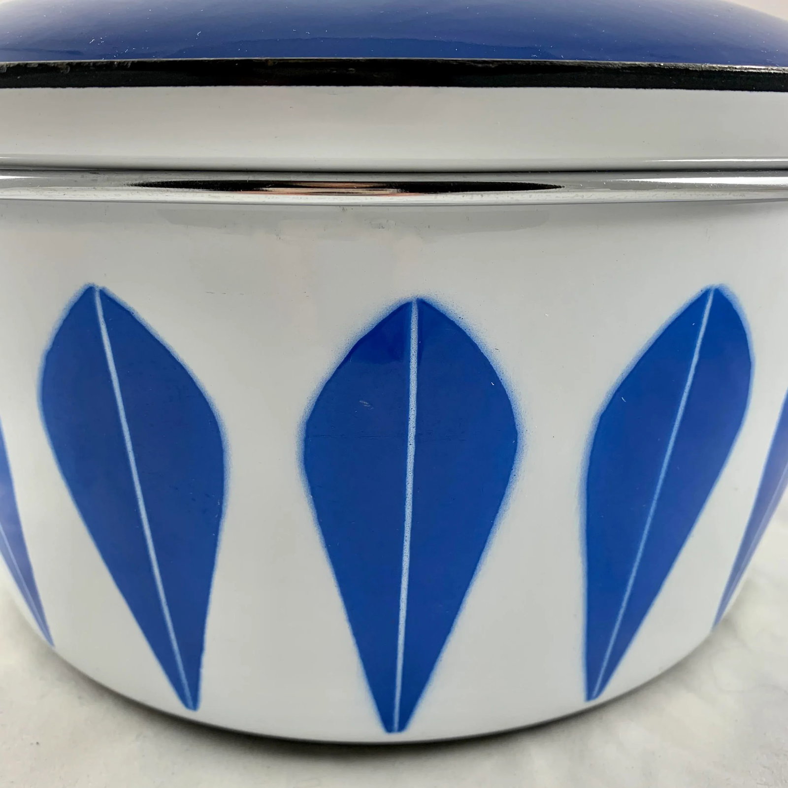 Cathrineholm Scandinavian Modern Lotus Enameled Dutch Oven - 4