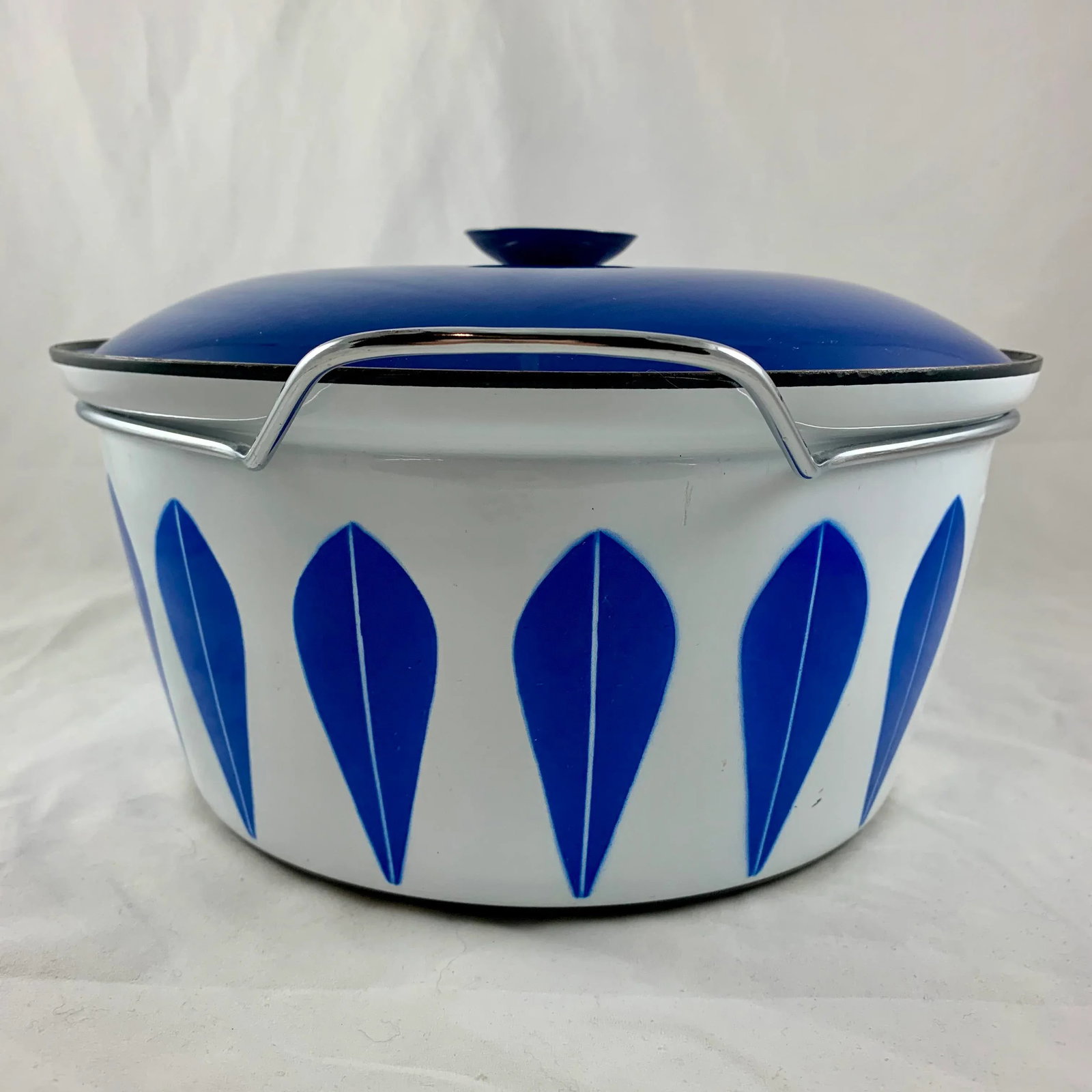 Cathrineholm Scandinavian Modern Lotus Enameled Dutch Oven - 5